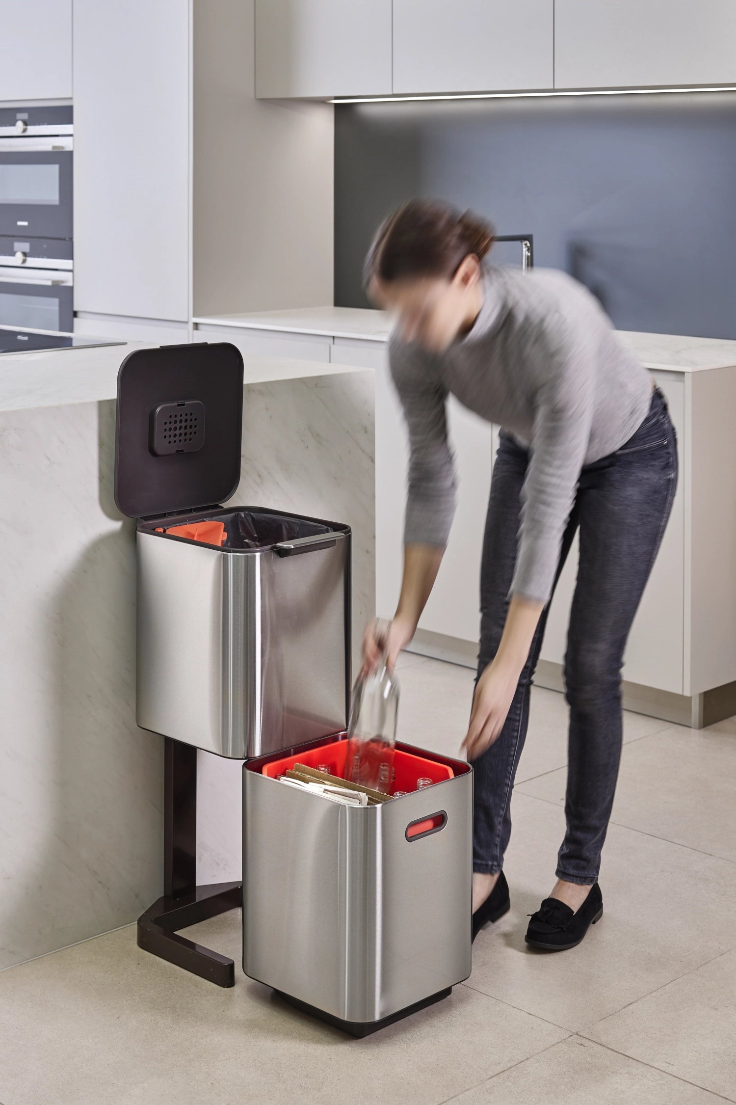 Eleganter Totem Compact 40L Mülleimer aus Edelstahl von Joseph Joseph, perfekt für platzsparendes Abfallmanagement in modernen Küchen.