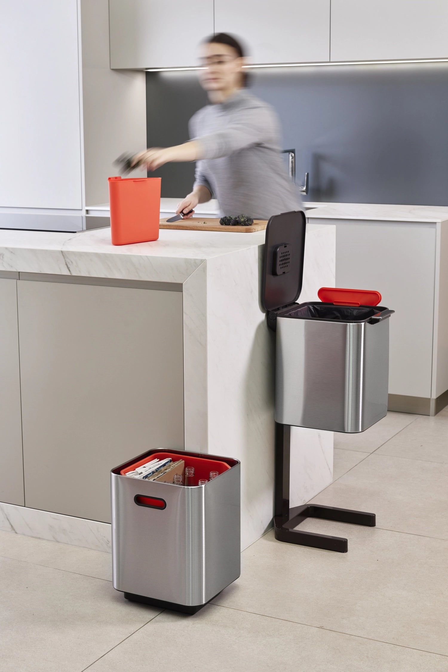 Stylischer Joseph Joseph Totem Compact 40L Mülleimer aus Edelstahl, ideal für effiziente Abfalltrennung und platzsparende Nutzung in der Küche.