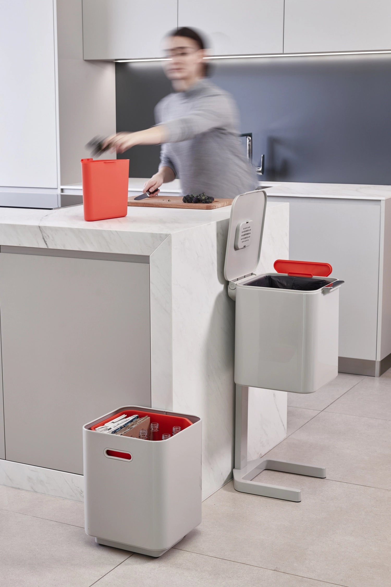 Der Totem Compact 40L in stilvollem Stone-Finish vereint modernes Design mit praktischen Trennfächern für Abfall und Recycling.