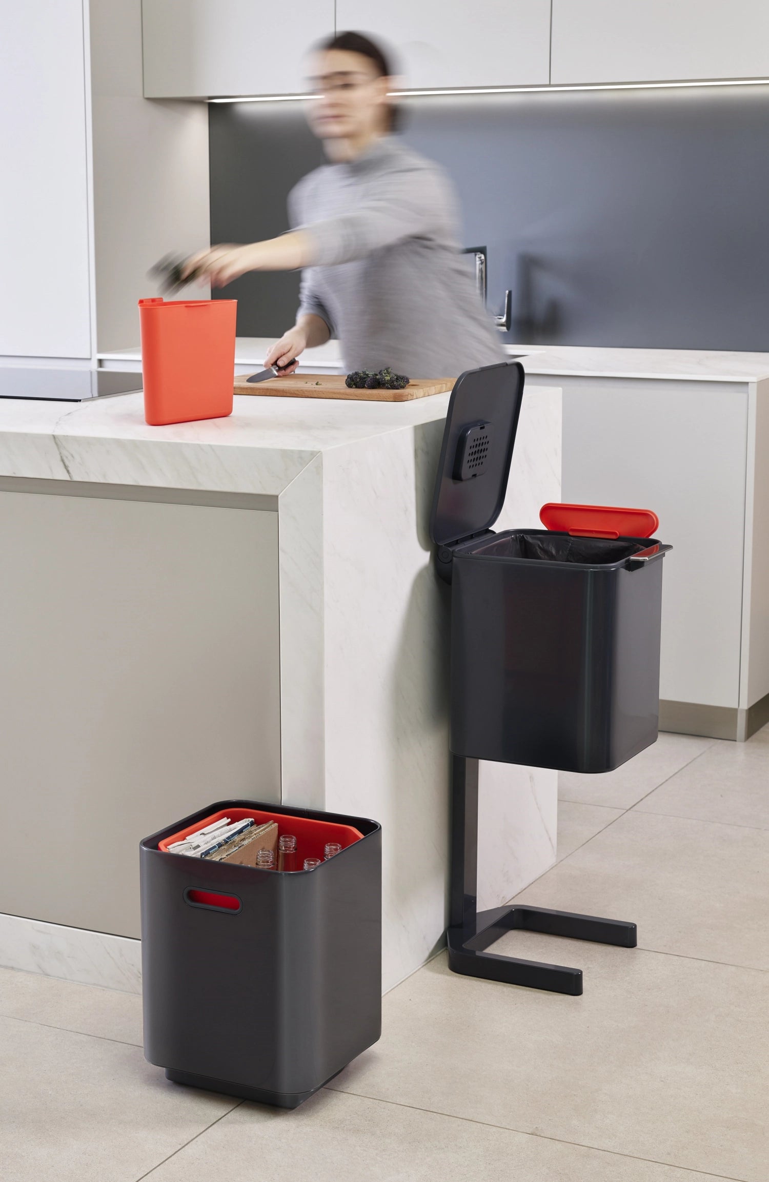 Der Totem Compact 40L in Graphit von Joseph Joseph bietet eine stilvolle Lösung zur Abfalltrennung mit durchdachten Fächern für Müll und Recycling.