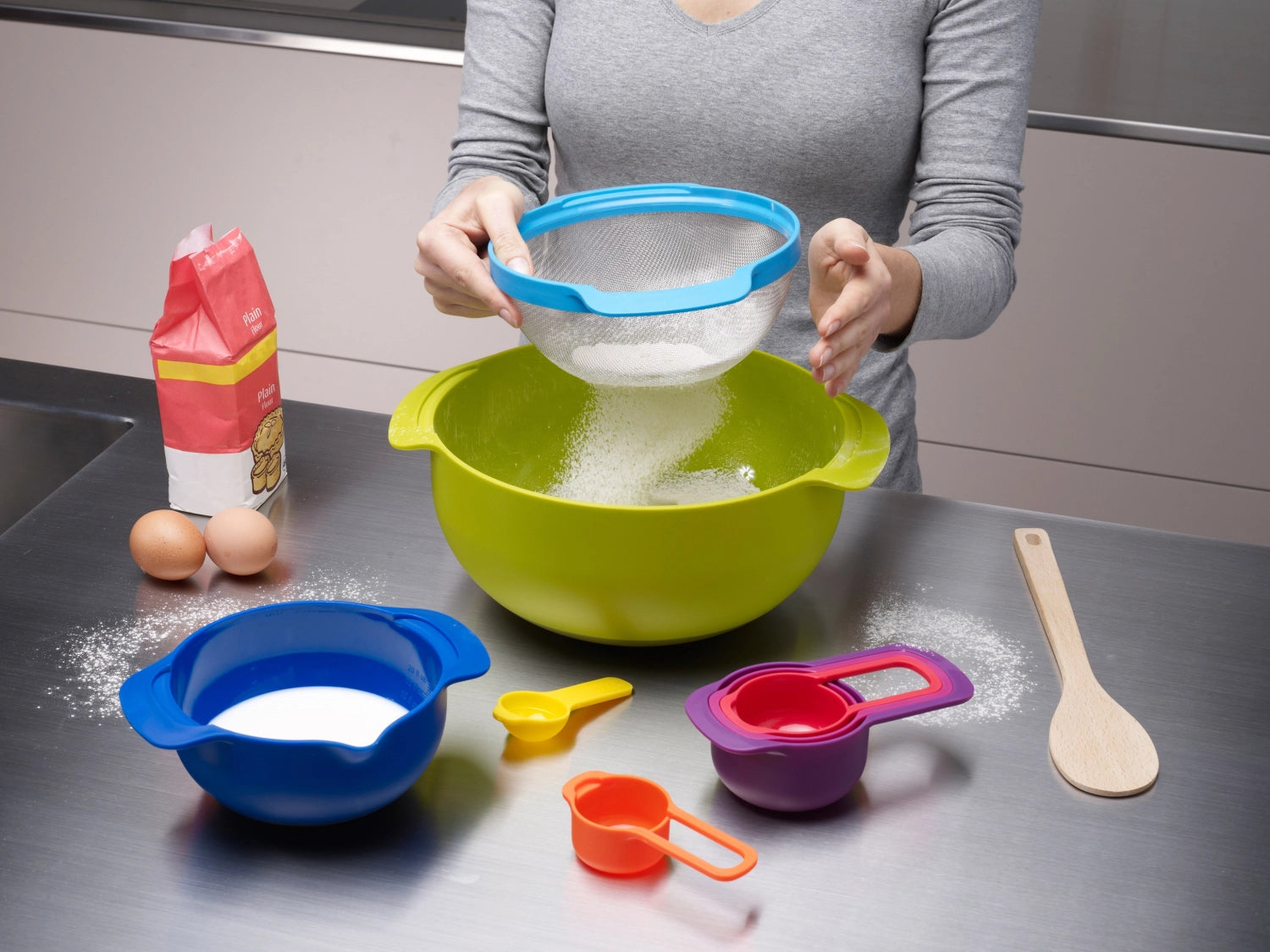 Nest 9 Plus Schüssel- und Messlöffelset von Joseph Joseph, 9-teilig, platzsparend, ideal für präzises Messen und Kochen in der Küche.