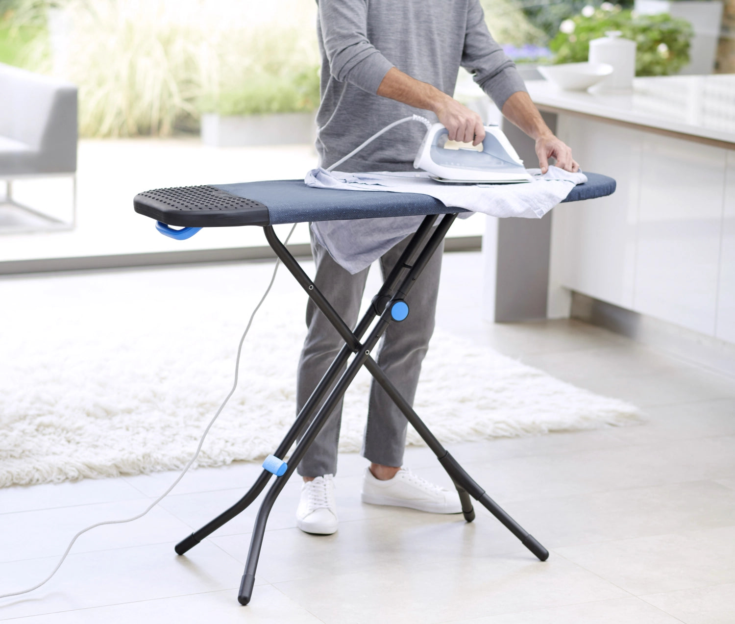Glide Plus Easy-Store Bügelbrett von Joseph Joseph, platzsparend und funktional, ideal für effizientes Bügeln in jedem Zuhause.