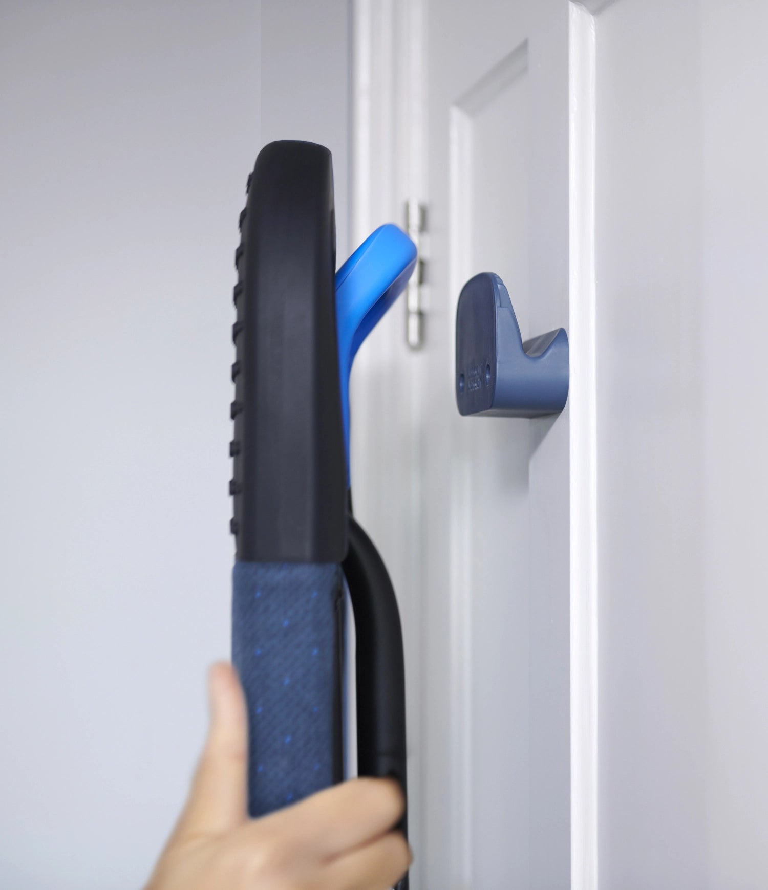 Das Glide Plus Easy-Store Bügelbrett von Joseph Joseph vereint modernes Design mit Funktionalität und ermöglicht müheloses Bügeln und platzsparende Aufbewahrung.