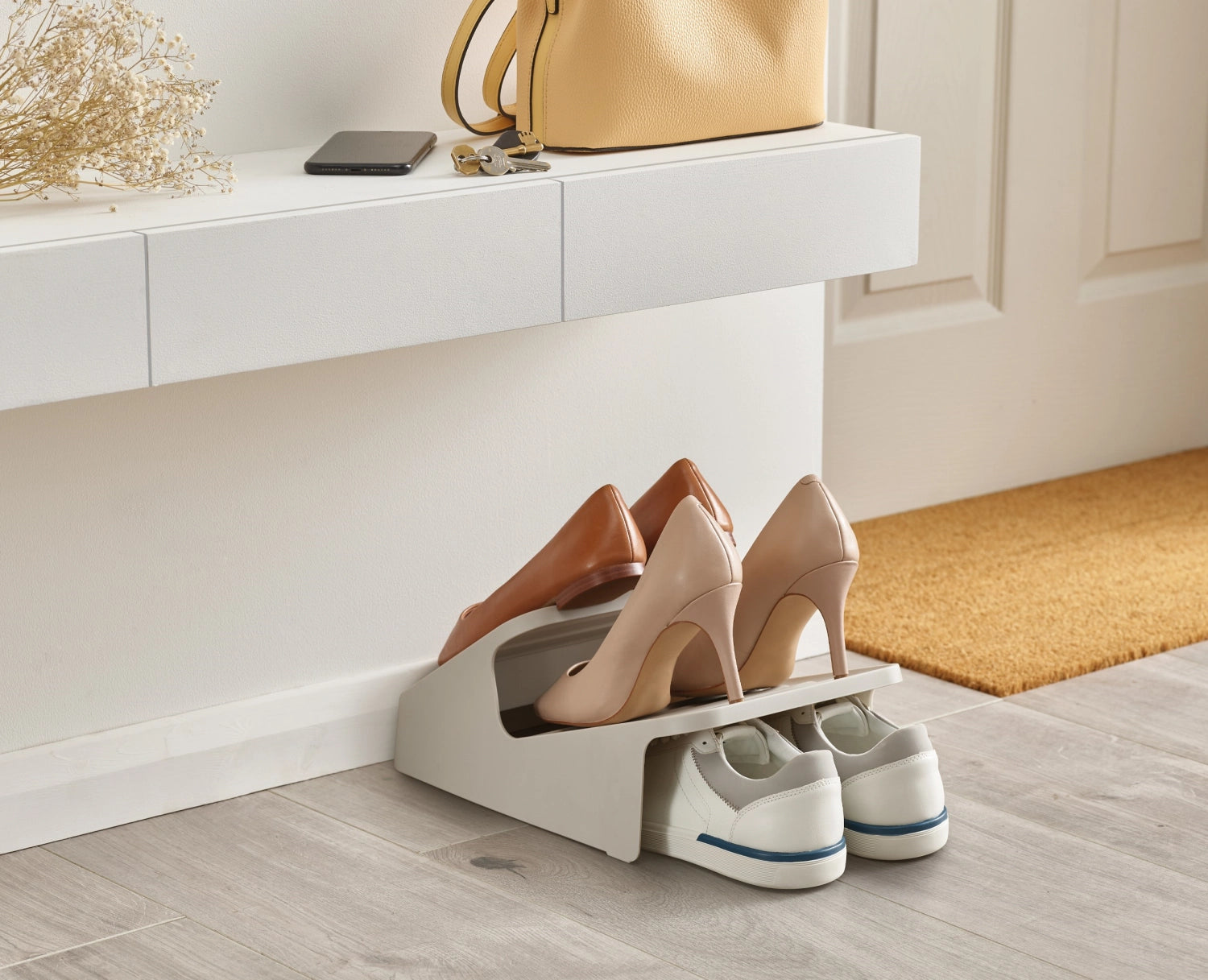 Kompaktes Schuhgestell Shoe-In in Ecru von Joseph Joseph, ideal zur platzsparenden Aufbewahrung von Schuhen in Fluren und Eingängen.