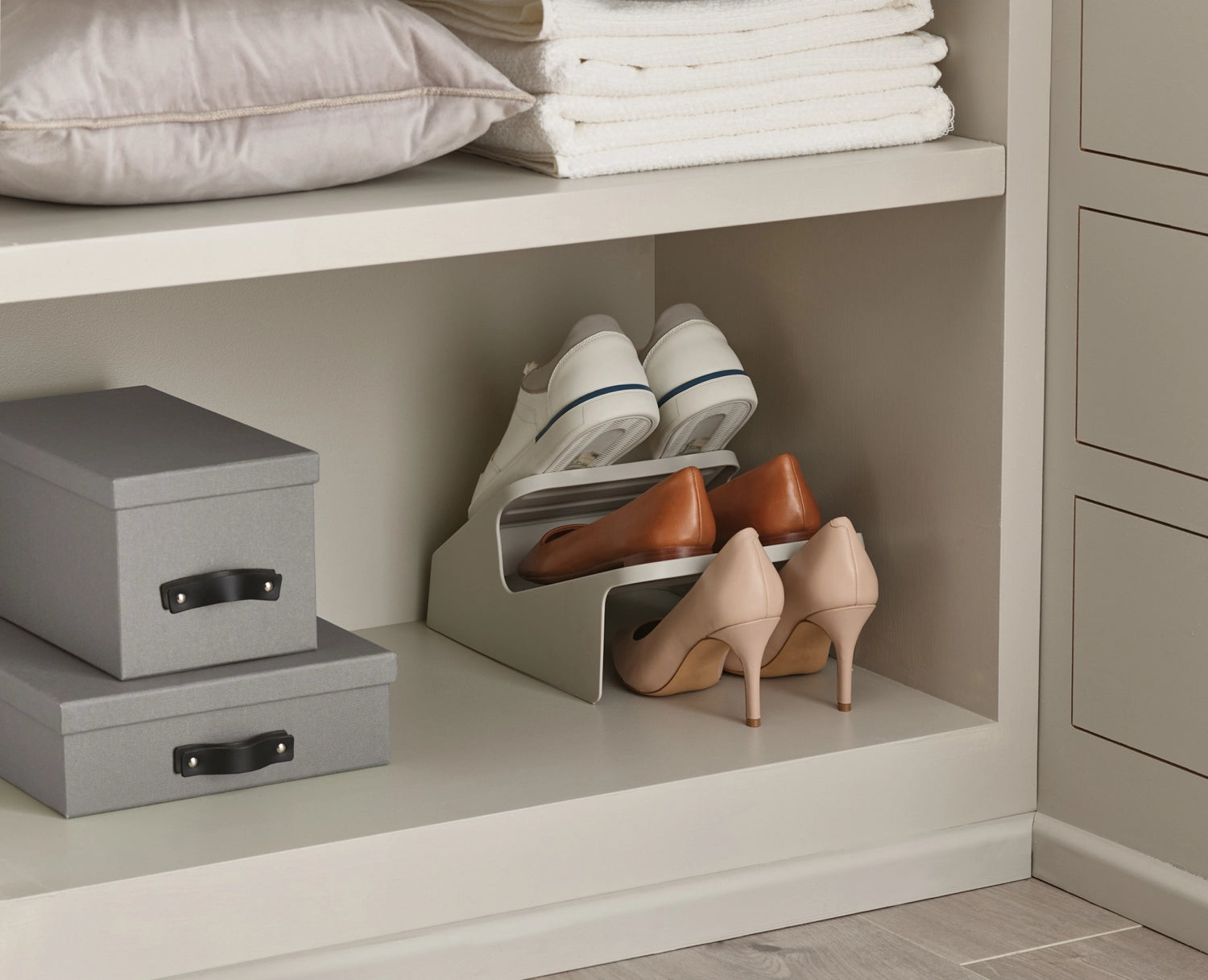 Elegantes Schuhregal Shoe-In in Ecru von Joseph Joseph, perfekt für die ordentliche und platzsparende Organisation von Schuhen.