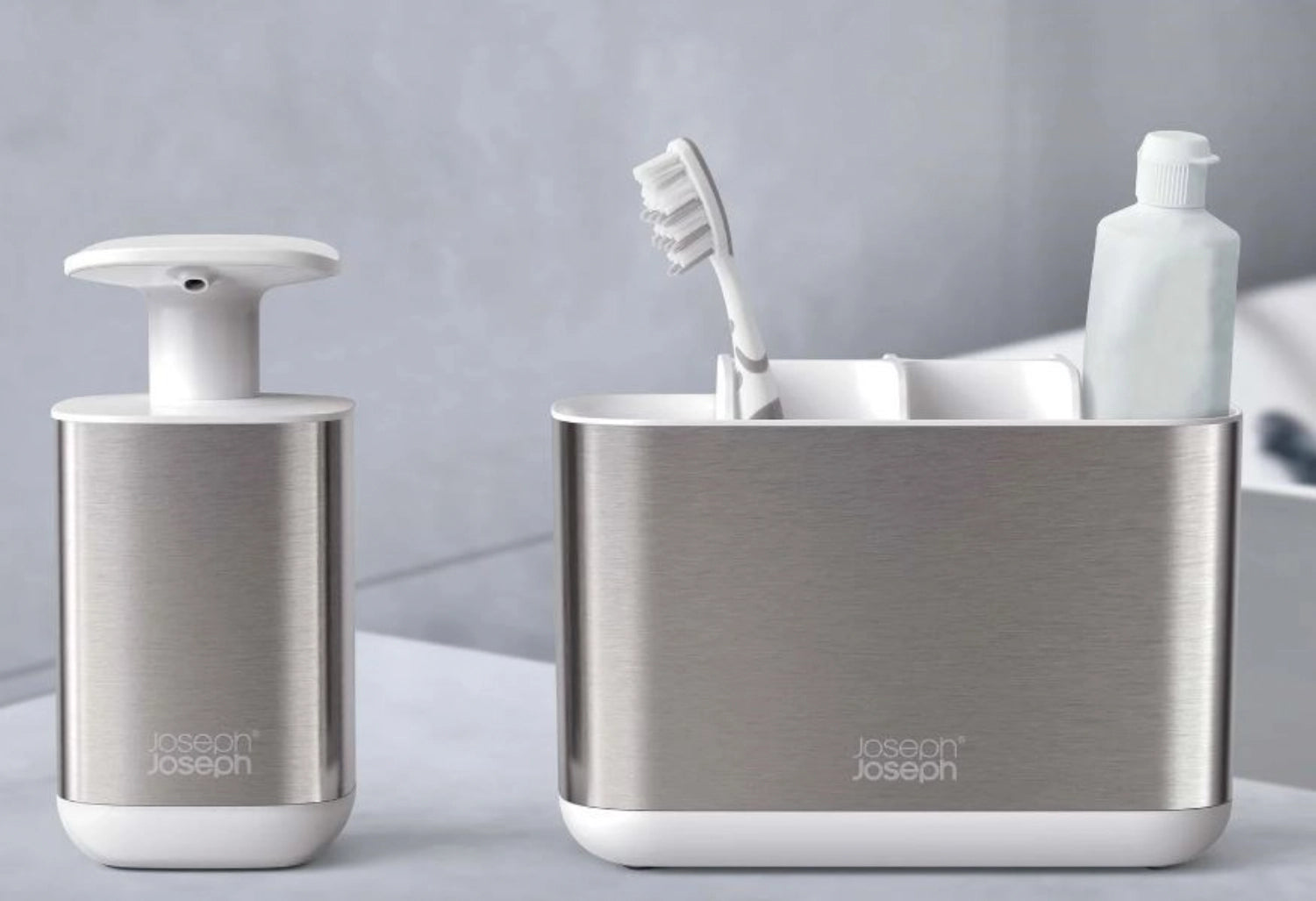 Zweitesiliges Bad-Set von Joseph Joseph, perfekt für modernes Badezimmer-Design und praktische Aufbewahrung von Badutensilien.