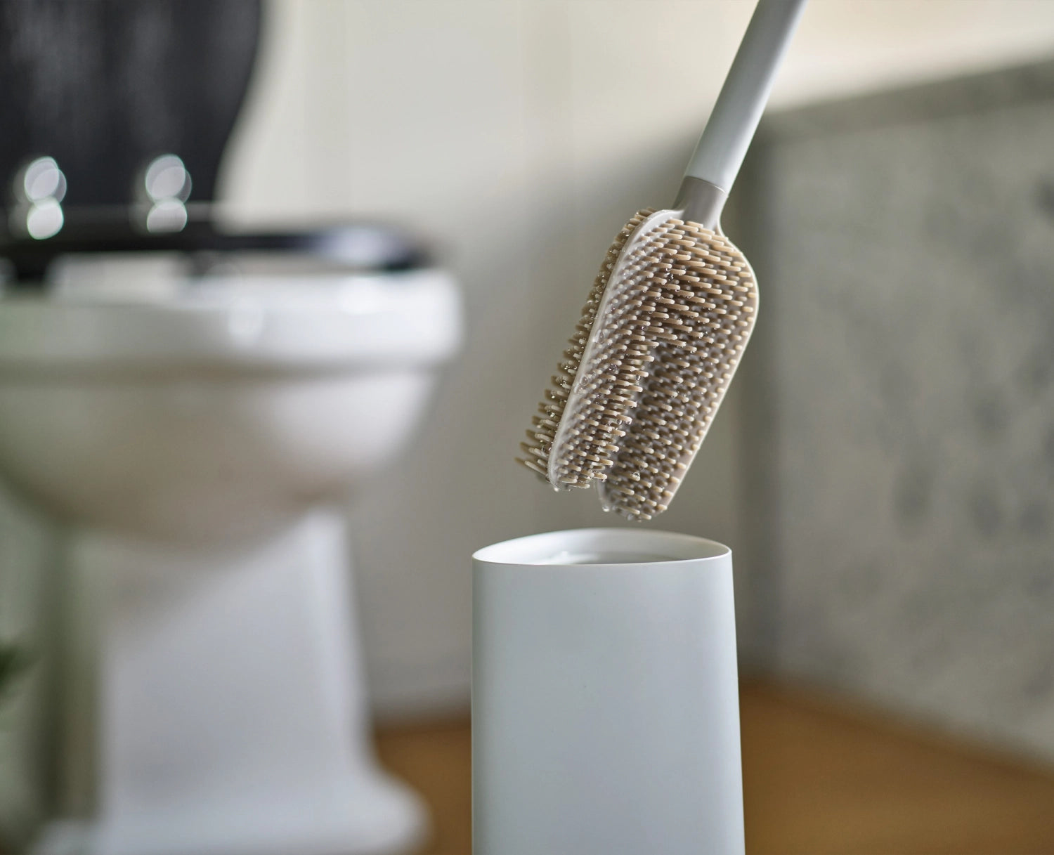 Elegante ecru Toilettenbürste Flex 360 von Joseph Joseph, designed für mühelose Reinigung mit flexiblem Bürstenkopf und stilvollem Look.