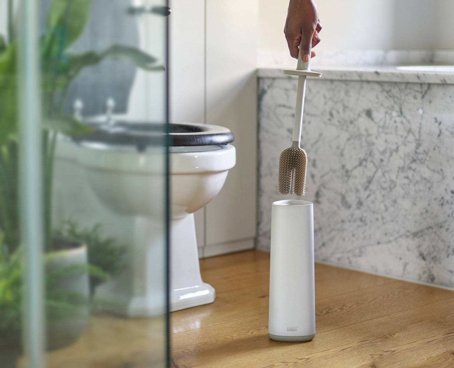 Moderne Toilettenbürste Flex 360 in ecru von Joseph Joseph, ideal für gründliche Reinigung dank innovativem, flexiblen Design.