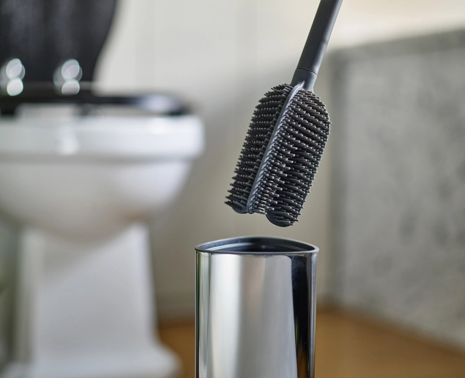 Stilvolle Toilettenbürste Flex 360 Luxe aus hochwertigem Edelstahl von Joseph Joseph, ideal für eine gründliche und hygienische Reinigung.