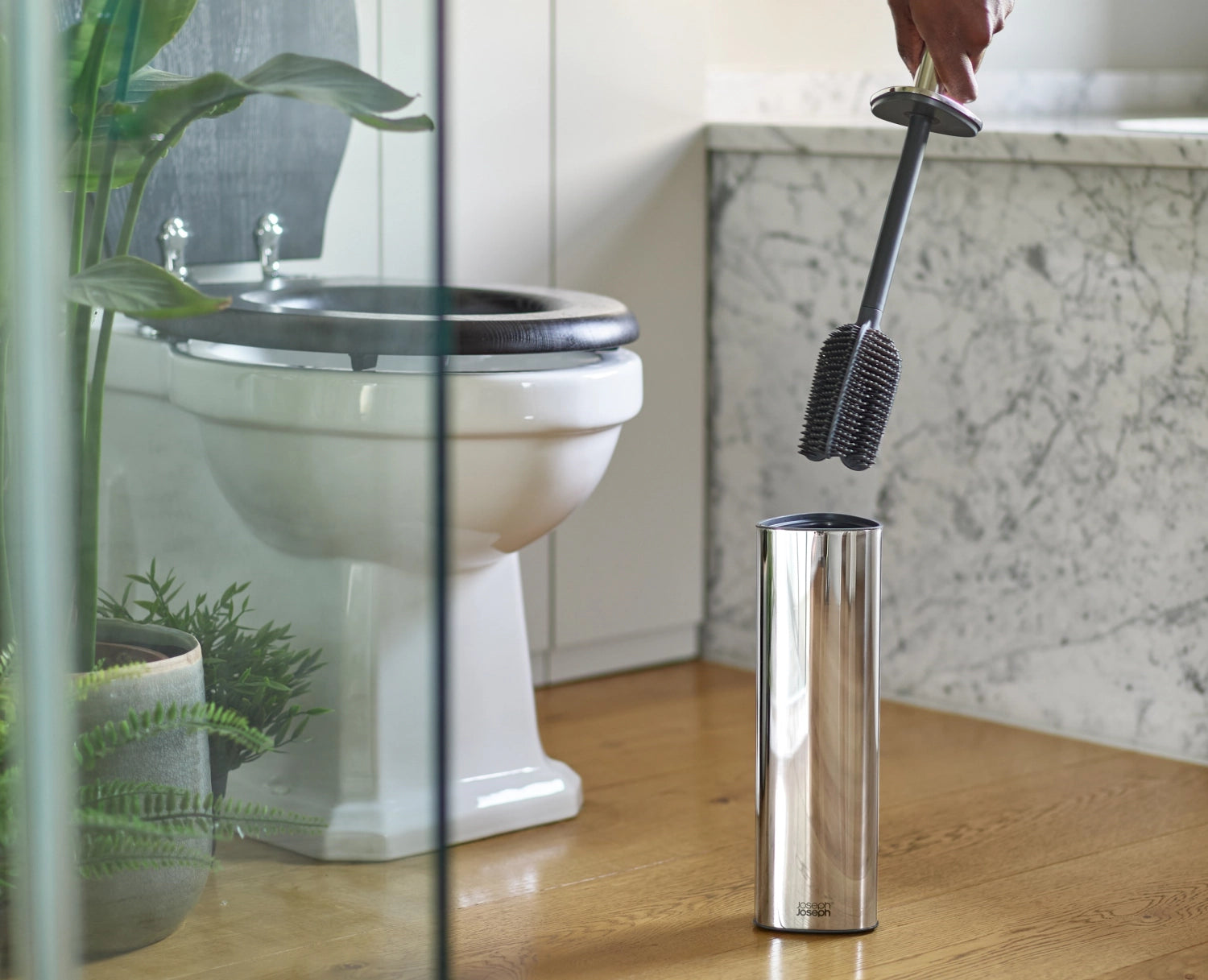 Elegante WC Bürste Flex 360 Luxe aus Edelstahl von Joseph Joseph, designed für effektive Reinigung und modernes Badezimmer-Design.