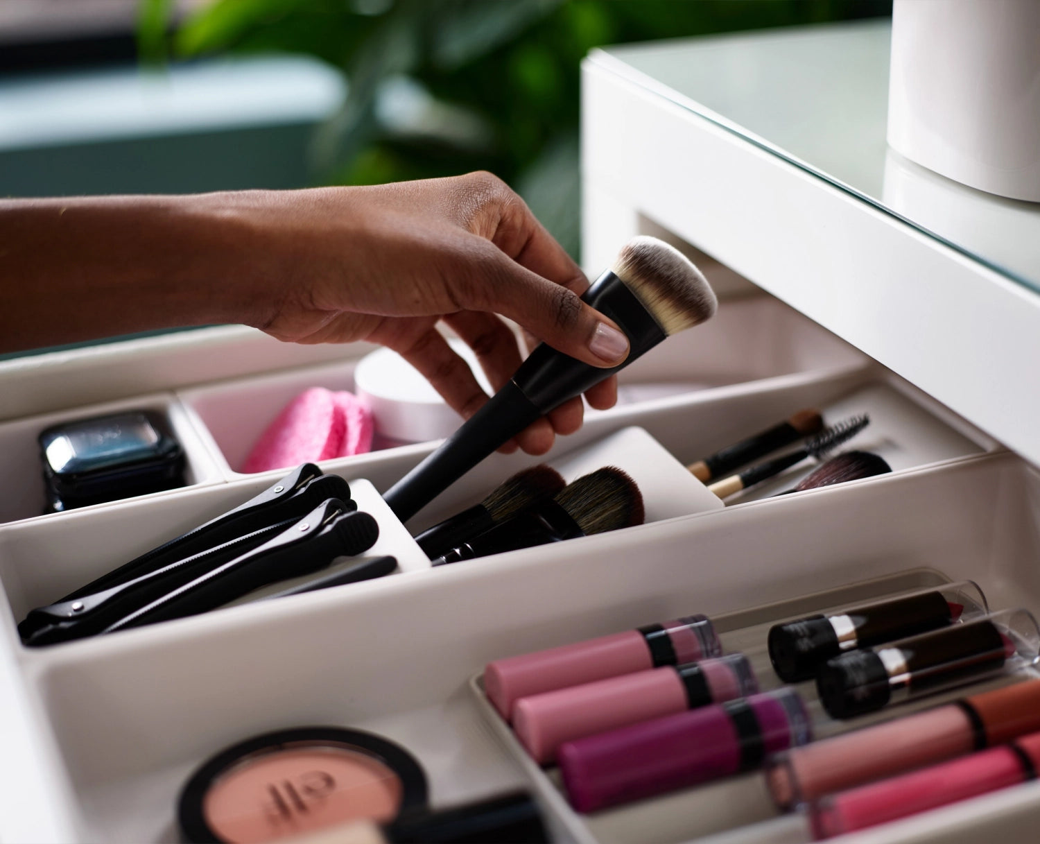 Elegantes 12-teiliges Makeup-Organizer-Set von Joseph Joseph, ideal für die ordentliche Aufbewahrung und Organisation von Kosmetikprodukten im Bad.