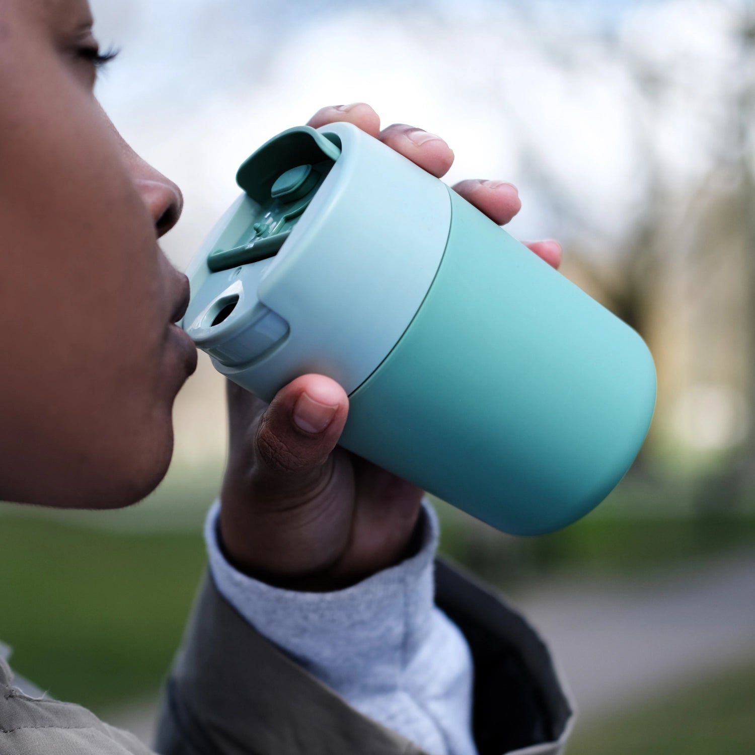 Eleganter, grüner Sipp Travel Mug von Joseph Joseph, 340ml, ideal für unterwegs, mit innovativem, auslaufsicherem Design.