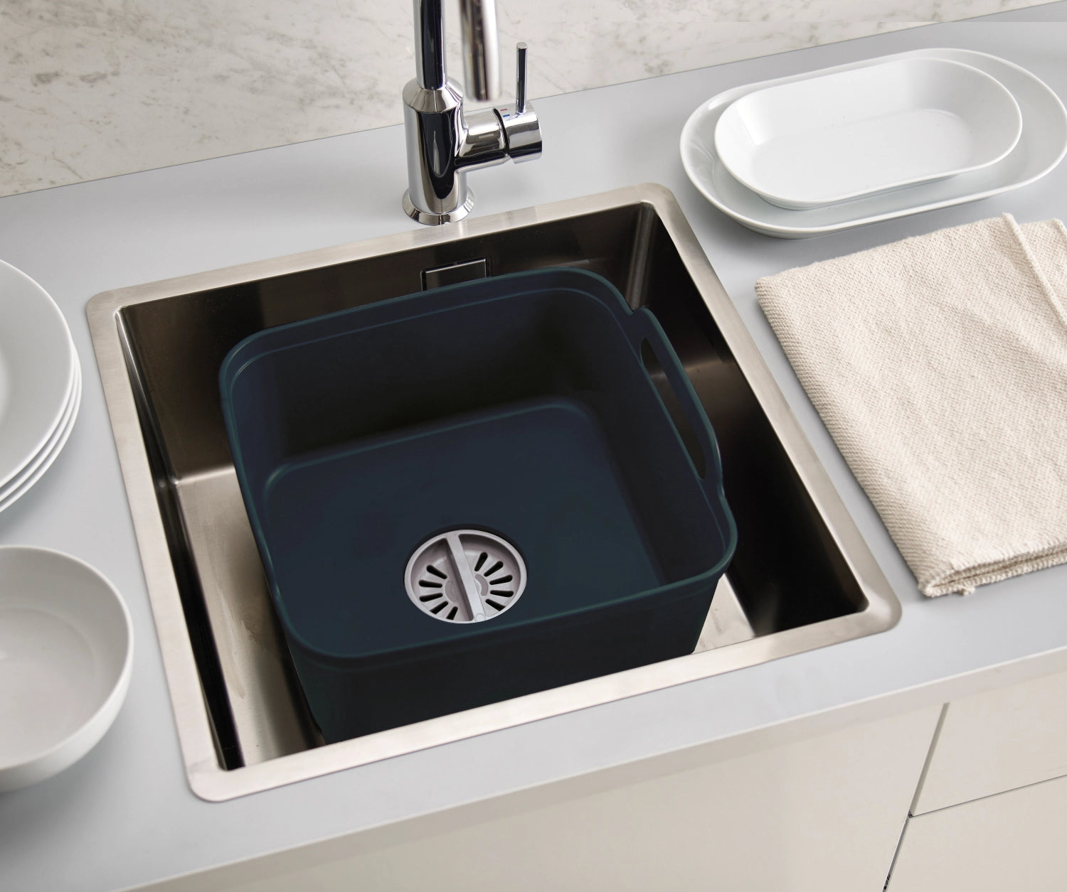 Grauer Wash Drain Waschbehälter von Joseph Joseph, ideal für die Abwaschküche, mit praktischen Abflusslöchern und modernem Design.