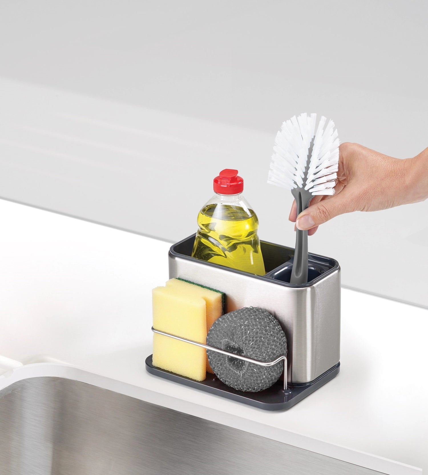 Praktischer Surface Sink Tidy von Joseph Joseph, 18x12.5x12.8 cm, ideal für die Aufbewahrung von Spülutensilien im Bad oder in der Küche.