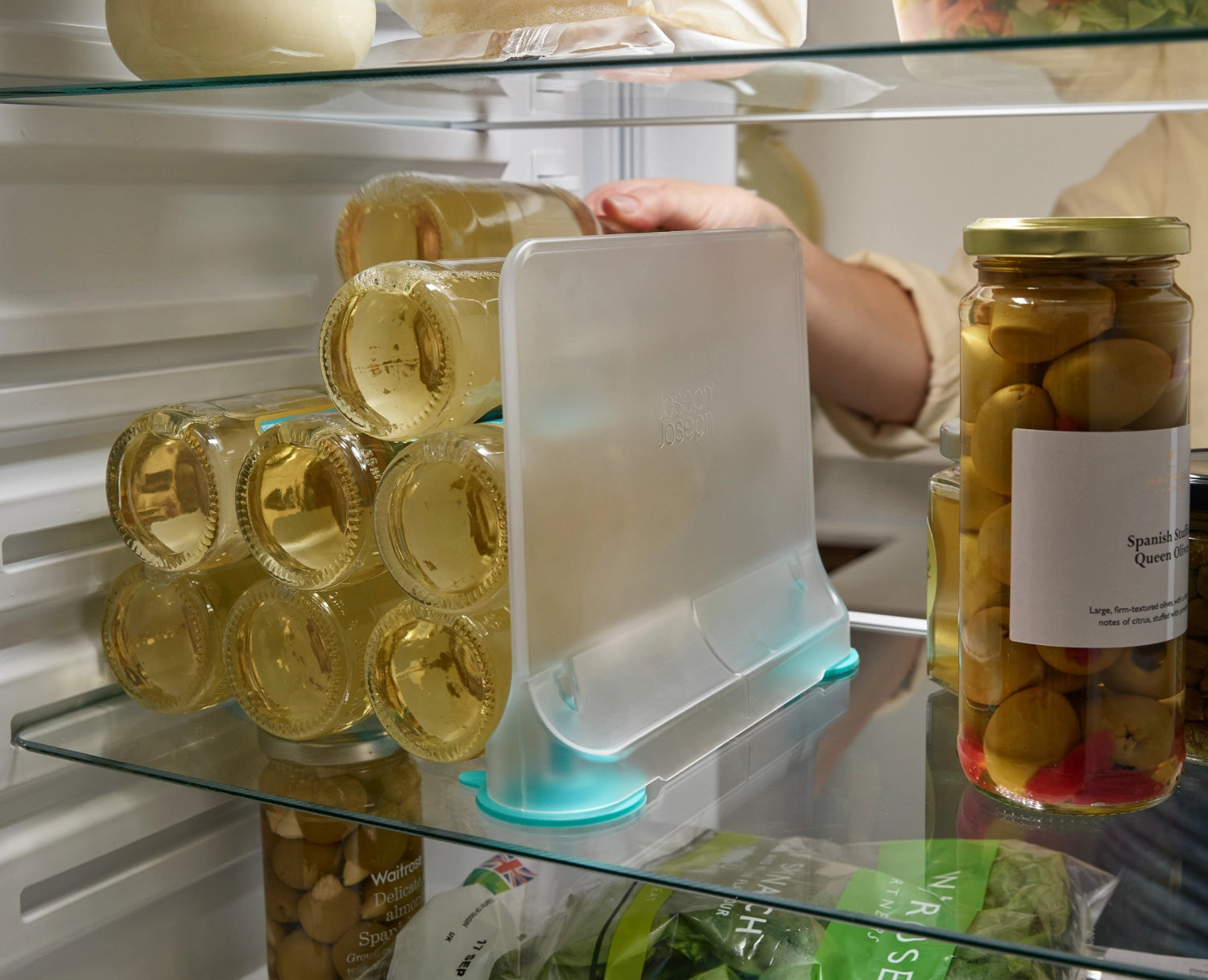 FridgeStore Trennwand von Joseph Joseph, praktische Lösung zur optimalen Organisation von Vorratsbehältern im Kühlschrank.