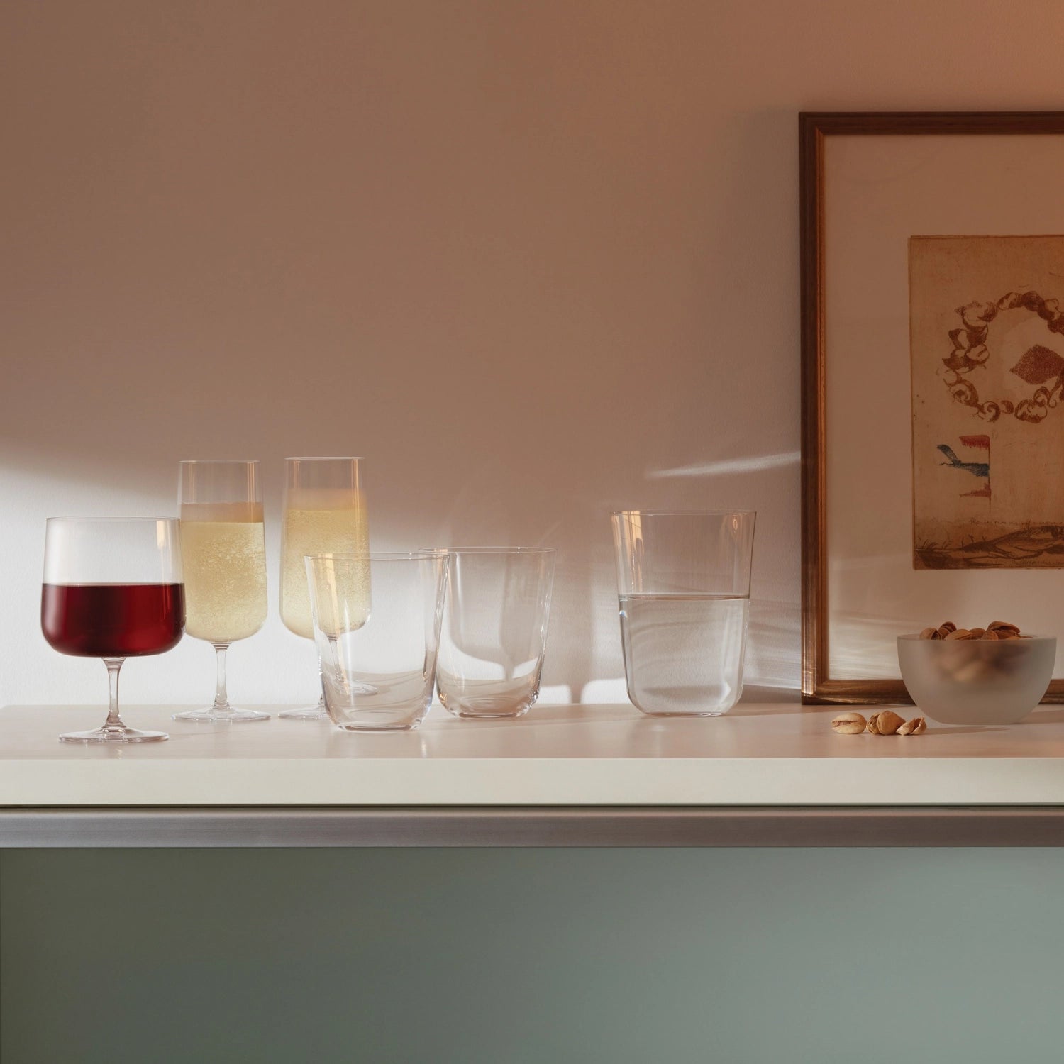 Stilvolles 4er Set Arc Becher von LSA, 380ml, aus klarem Glas, perfekt für Getränke und besondere Anlässe, vereint Funktionalität und Design.