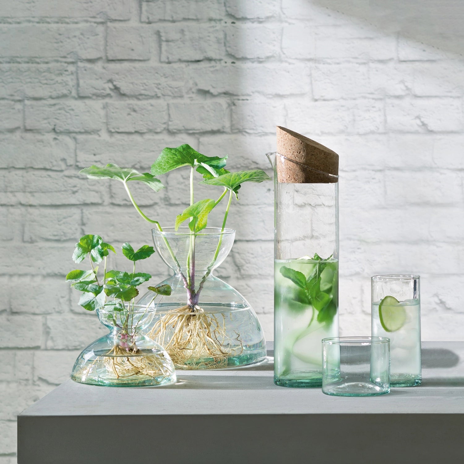 Stilvolle Canopy Karaffe von LSA, 1,3L, aus recyceltem Glas, perfekt für umweltfreundliche Getränkepräsentationen und moderne Tischdekoration.