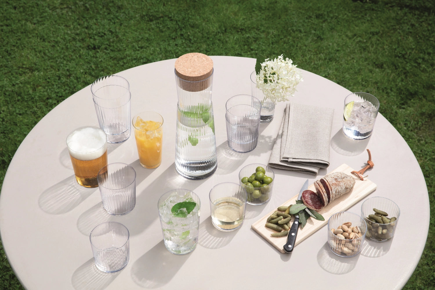 Stilvolles 4er Set Gio Trinkgläser von LSA, 560ml, ideal für Cocktails und Erfrischungsgetränke, vereint Funktionalität und zeitgemäße Ästhetik.