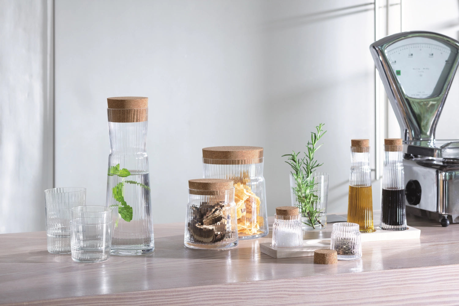 Hochwertiges 4er Set Gio Saftgläser von LSA, 320ml, ideal für Säfte und Cocktails, vereint modernes Design mit Funktionalität.