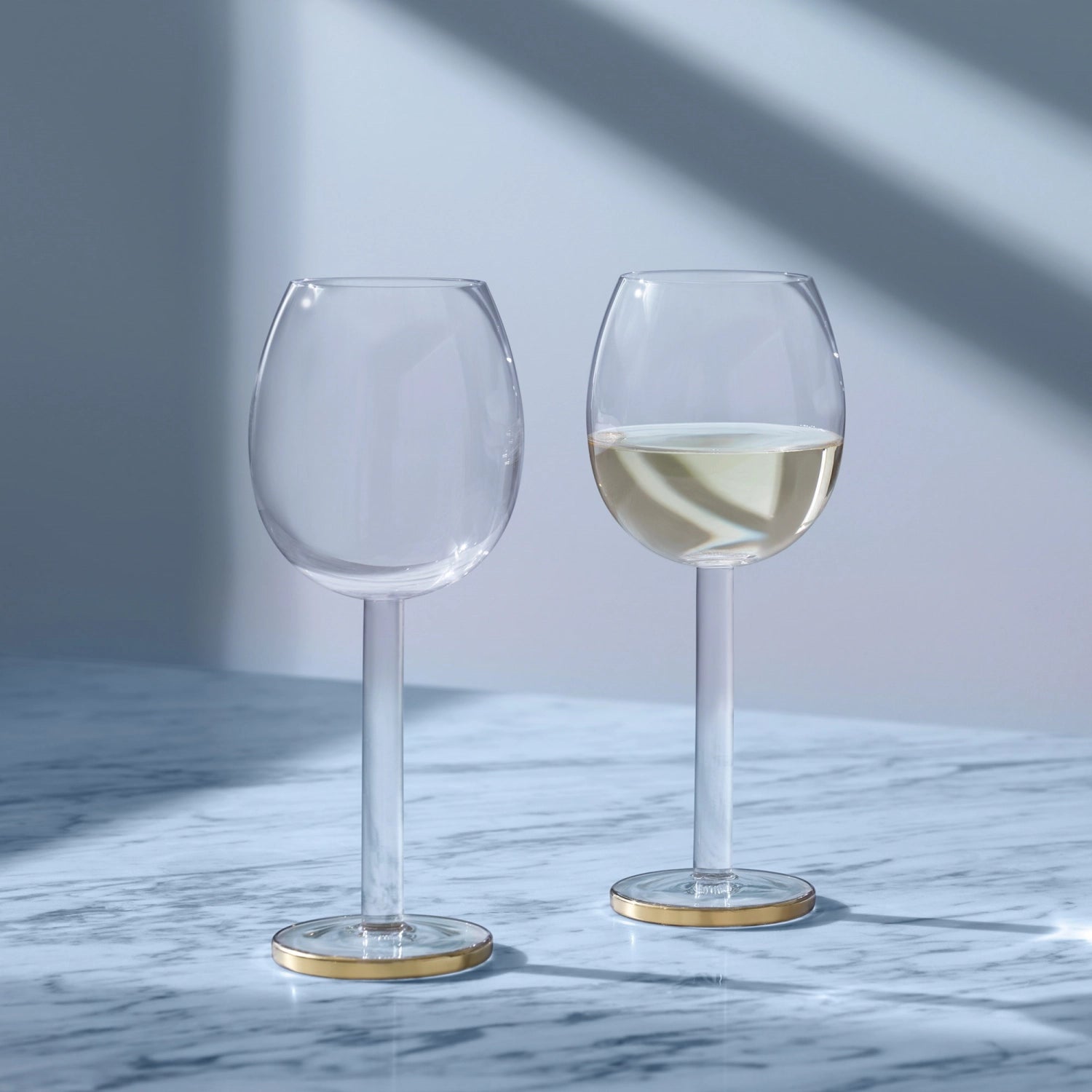 Stilvolles 2er Set Luca Weingläser von LSA, perfekt für Rotwein, mit edlen goldenen Details und 300ml Fassungsvermögen für festliche Momente.