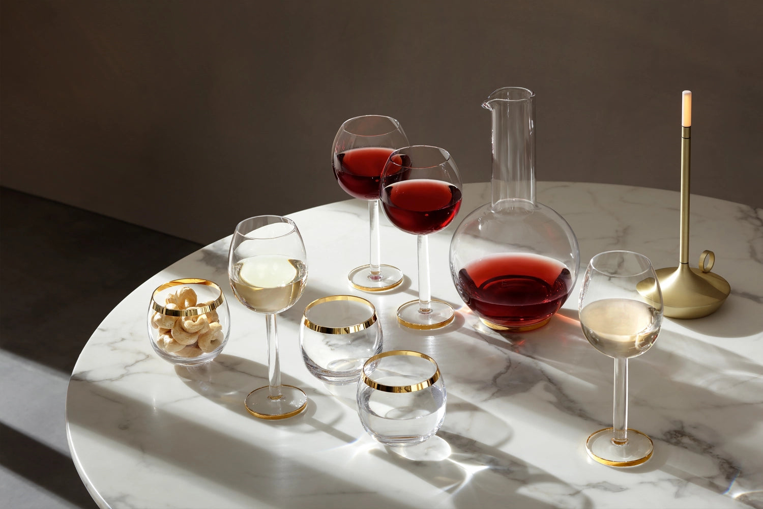 Elegantes 2er Set Luca Weingläser von LSA, ideal für Rotwein, mit luxuriösen goldenen Akzenten und einem Fassungsvermögen von 300ml.