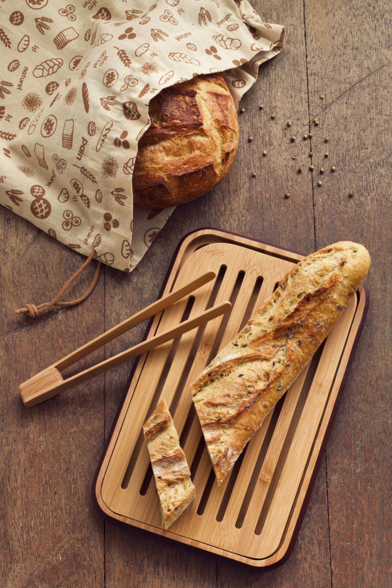 Praktisches 3er Set von Pebbly, bestehend aus einem eleganten Brotbrett, einer Toastzange und einem praktischen Brotbeutel für die perfekte Brotpräsentation.