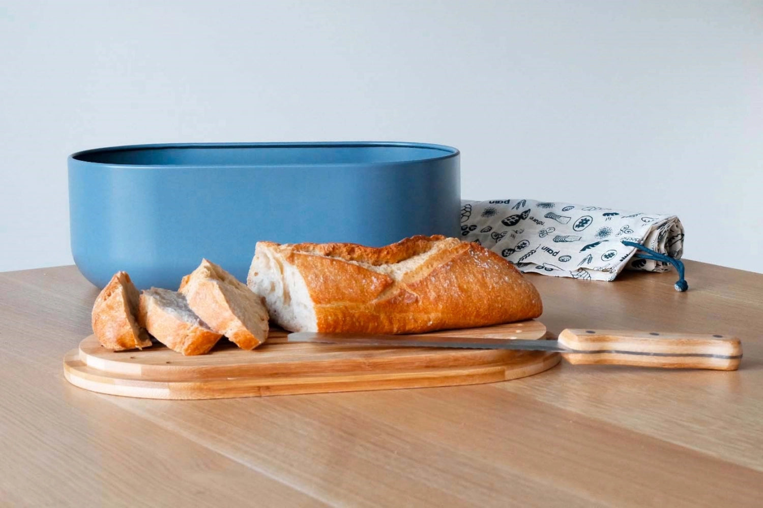 Stilvoller Brotkasten von Pebbly in Slate, inklusive Schneidebrett, Messer und Brotbeutel – perfekt für die Aufbewahrung und Präsentation von Brot.