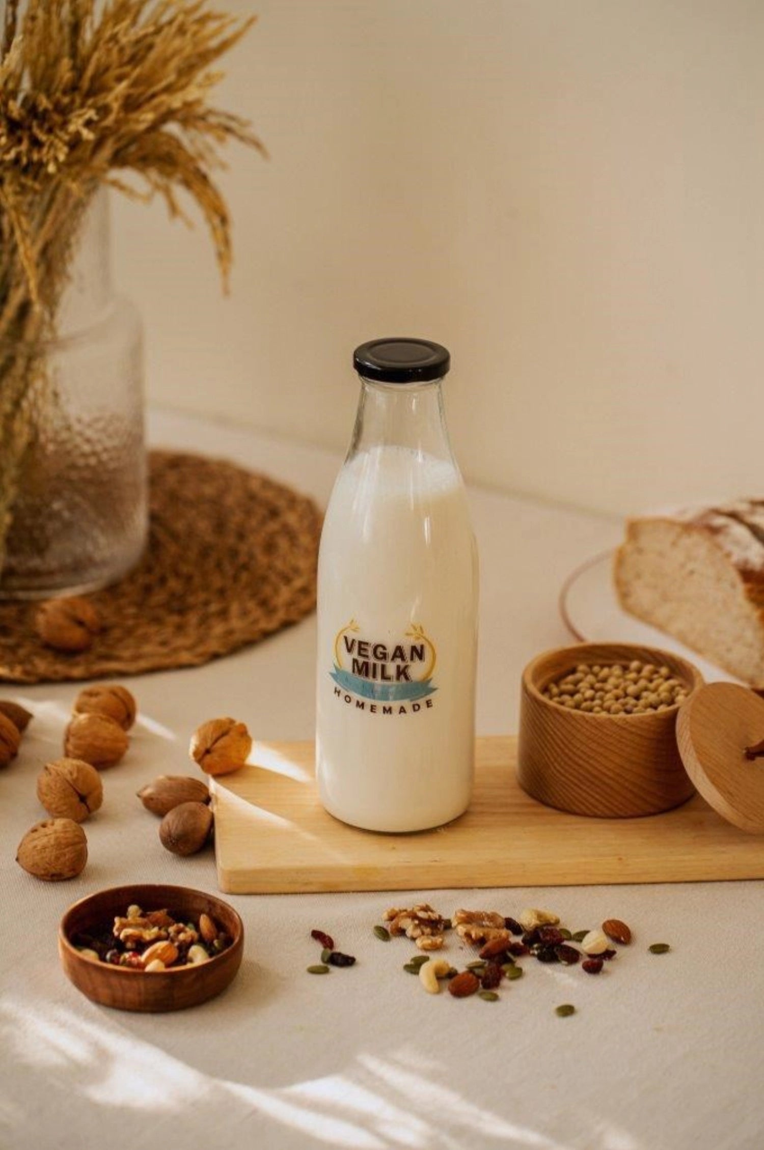 Praktisches 2er Set Nussmilchbeutel und eine 900ml Flasche von Nuts Innovations, ideal für die Zubereitung von Nussmilch und gesunden Getränken.