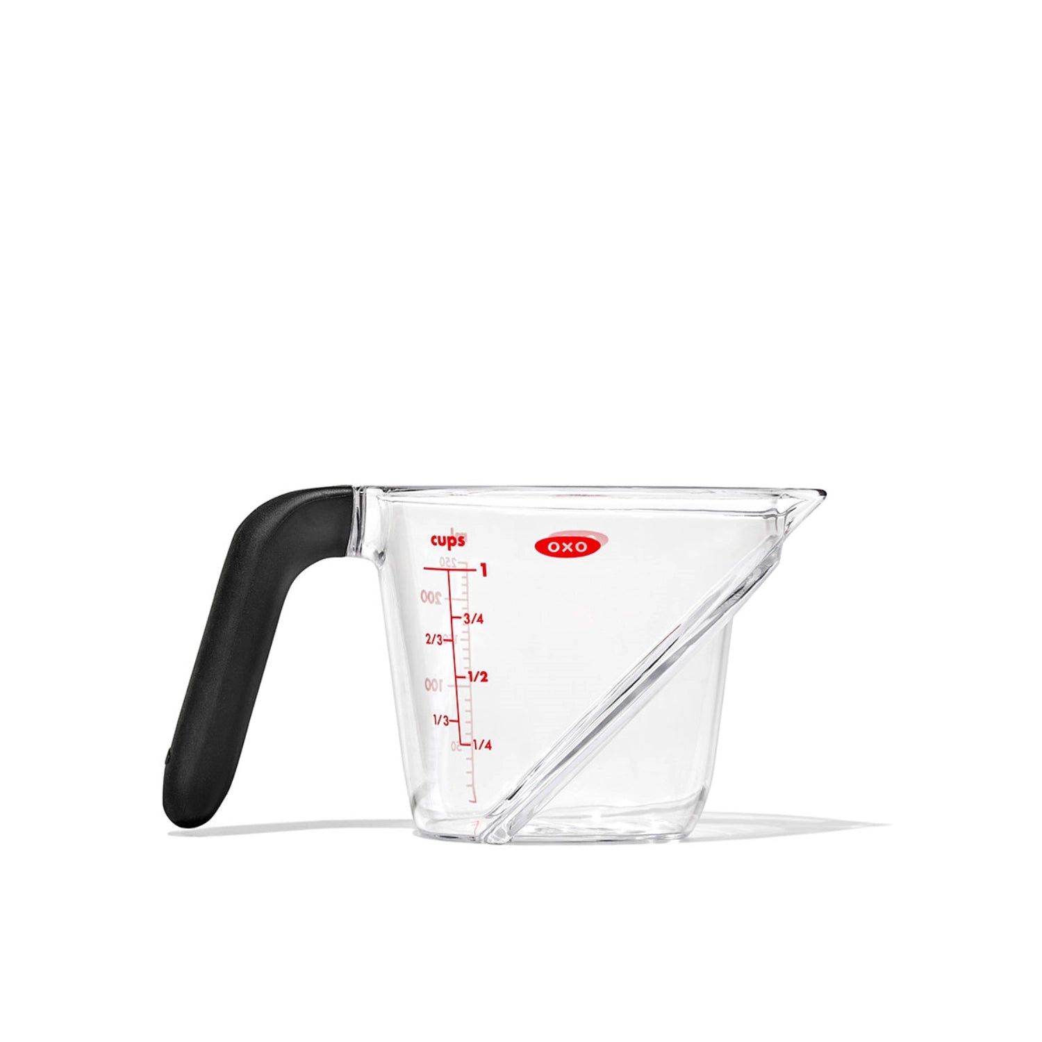 OXO abgewinkelter Messbecher mit 250 ml Fassungsvermögen, ideal für präzises Messen kleiner Flüssigkeitsmengen in der Küche.
