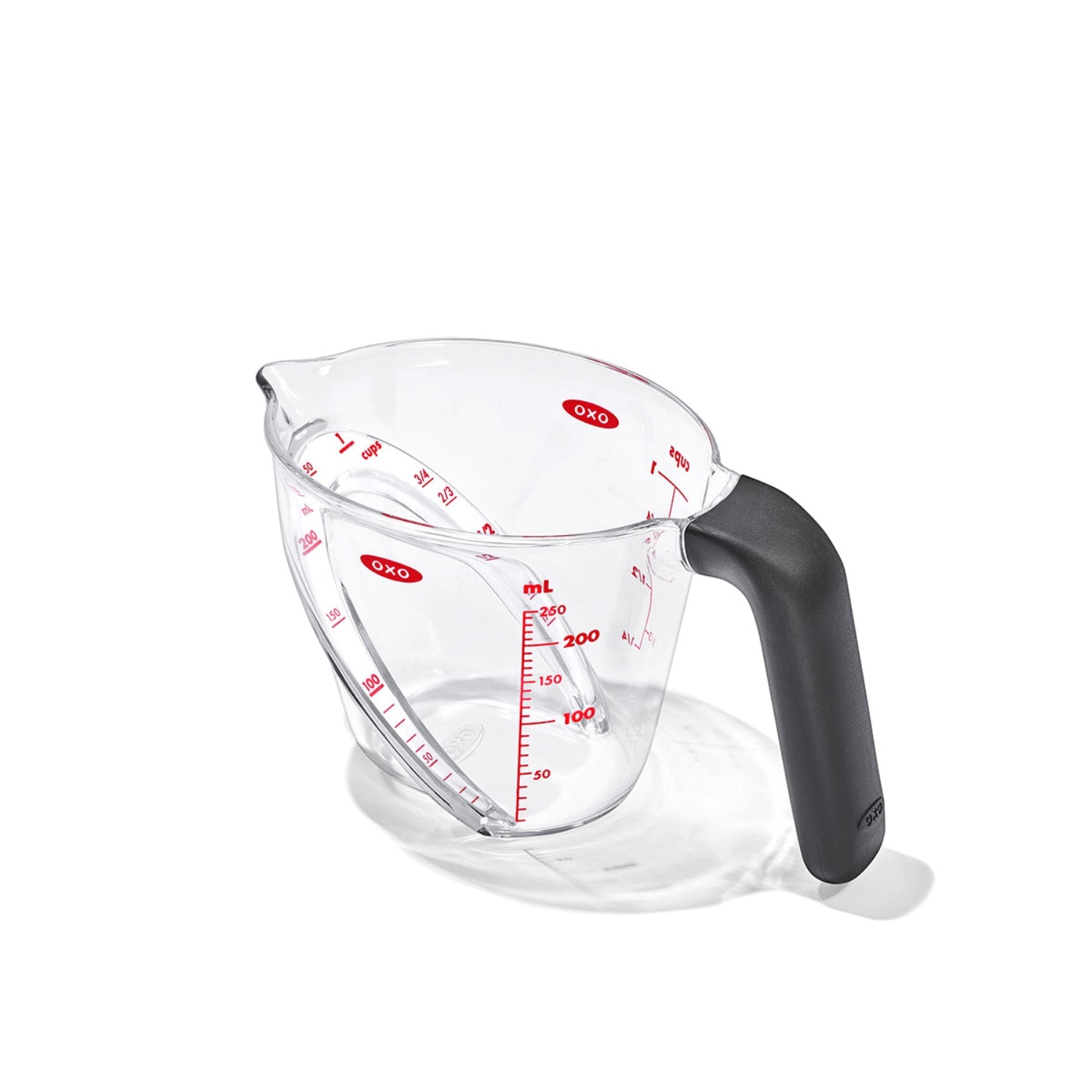 OXO abgewinkelter Messbecher mit 250 ml, ideal für präzises Messen von Flüssigkeiten, ergonomisches Design für müheloses Ausgießen.
