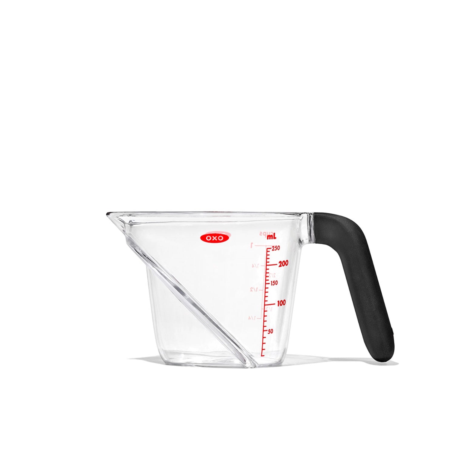 Praktischer abgewinkelter Messbecher von OXO, 250 ml, ermöglicht einfaches Ablesen und Ausgießen von Flüssigkeiten ohne Spritzer.