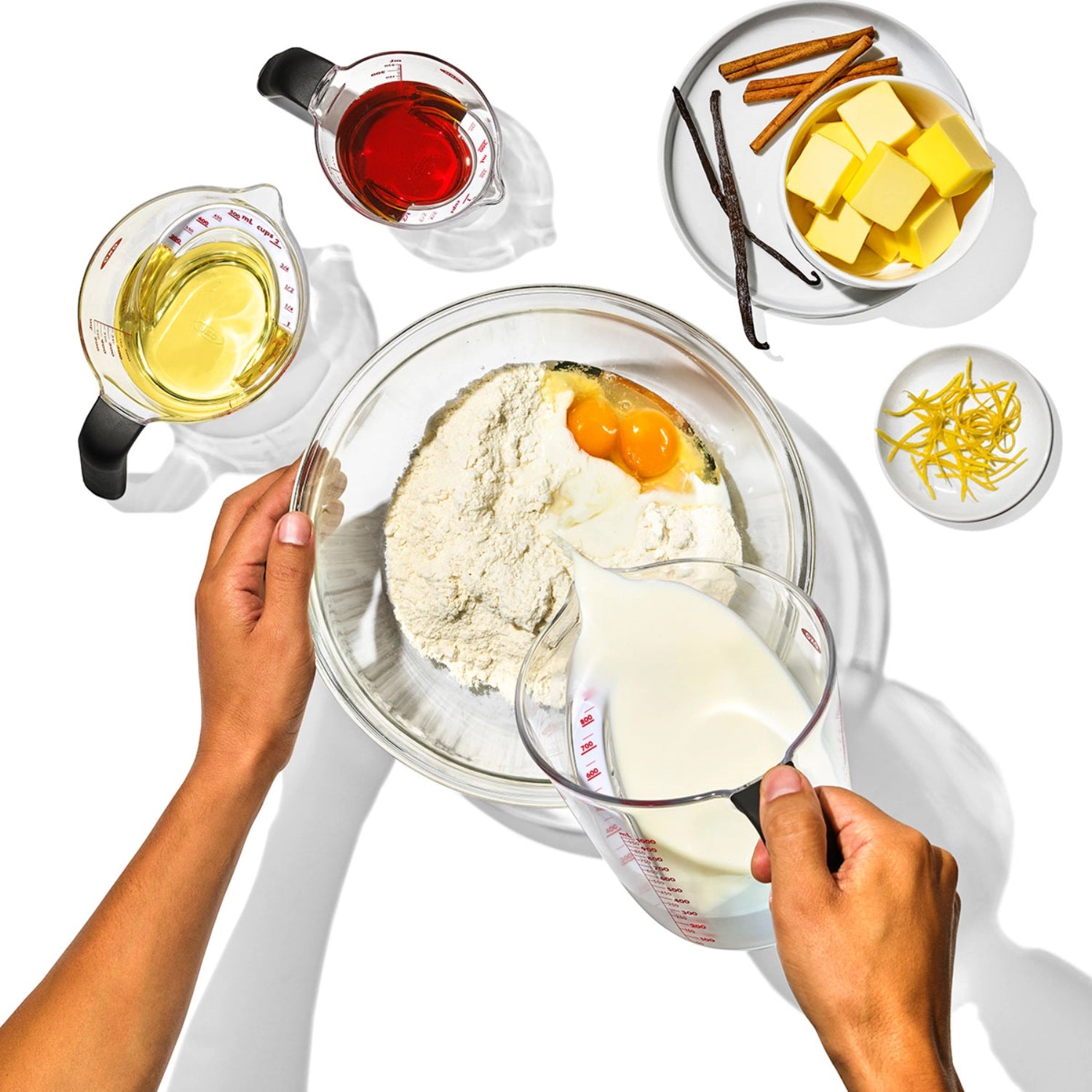 Eleganter abgewinkelter Messbecher von OXO mit 250 ml Fassungsvermögen, ideal für präzises Messen und Ausgießen von Flüssigkeiten ohne Spritzer.