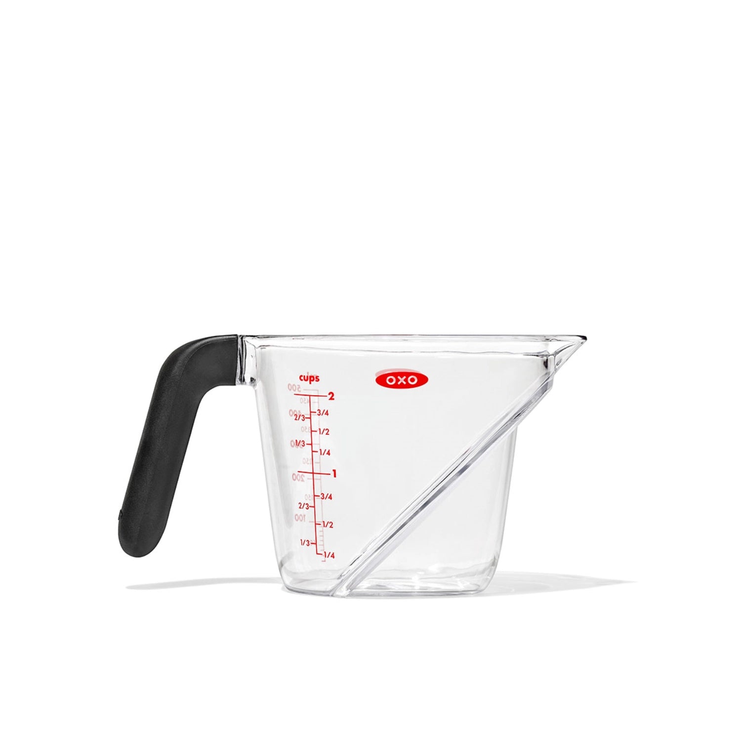 Abgewinkelter Messbecher von OXO mit 500 ml, ideal für präzises Messen und Ausgießen, bietet eine benutzerfreundliche Handhabung und klare Skalen.