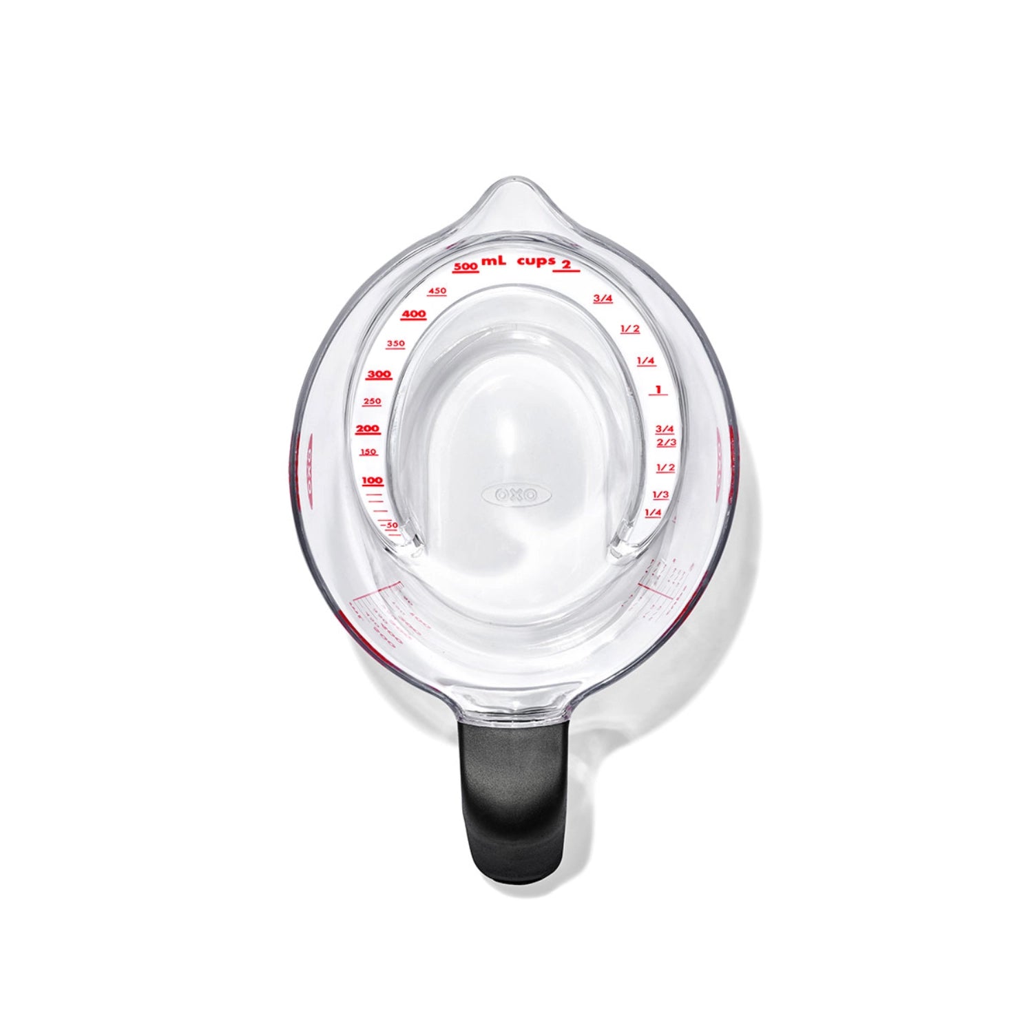 Praktischer abgewinkelter Messbecher von OXO mit 500 ml, perfekt für müheloses Abmessen und Ausgießen von Flüssigkeiten in der Küche.