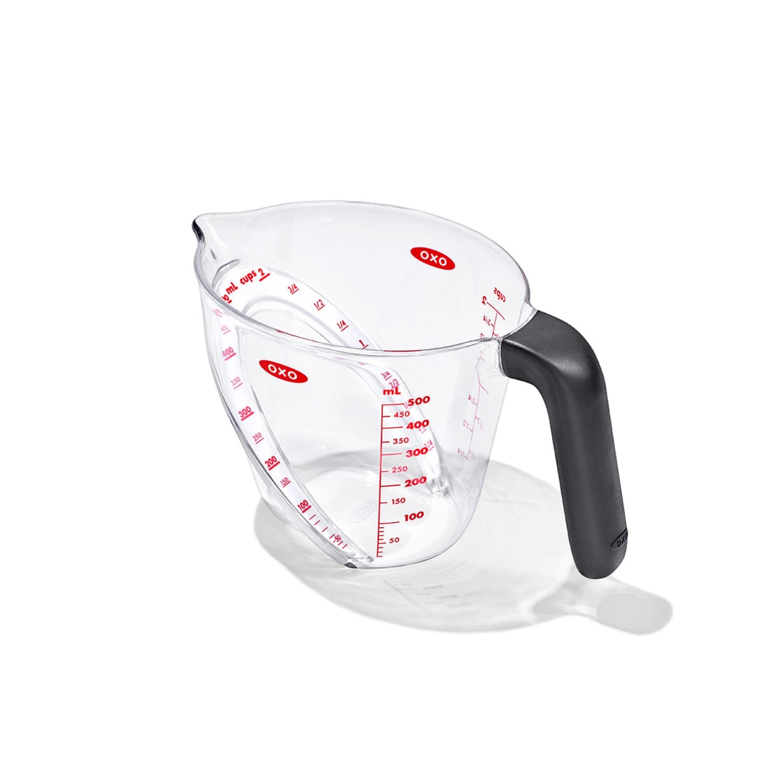 OXO abgewinkelter Messbecher mit 500 ml Fassungsvermögen, ideal für präzises Messen und einfaches Ausgießen von Flüssigkeiten.