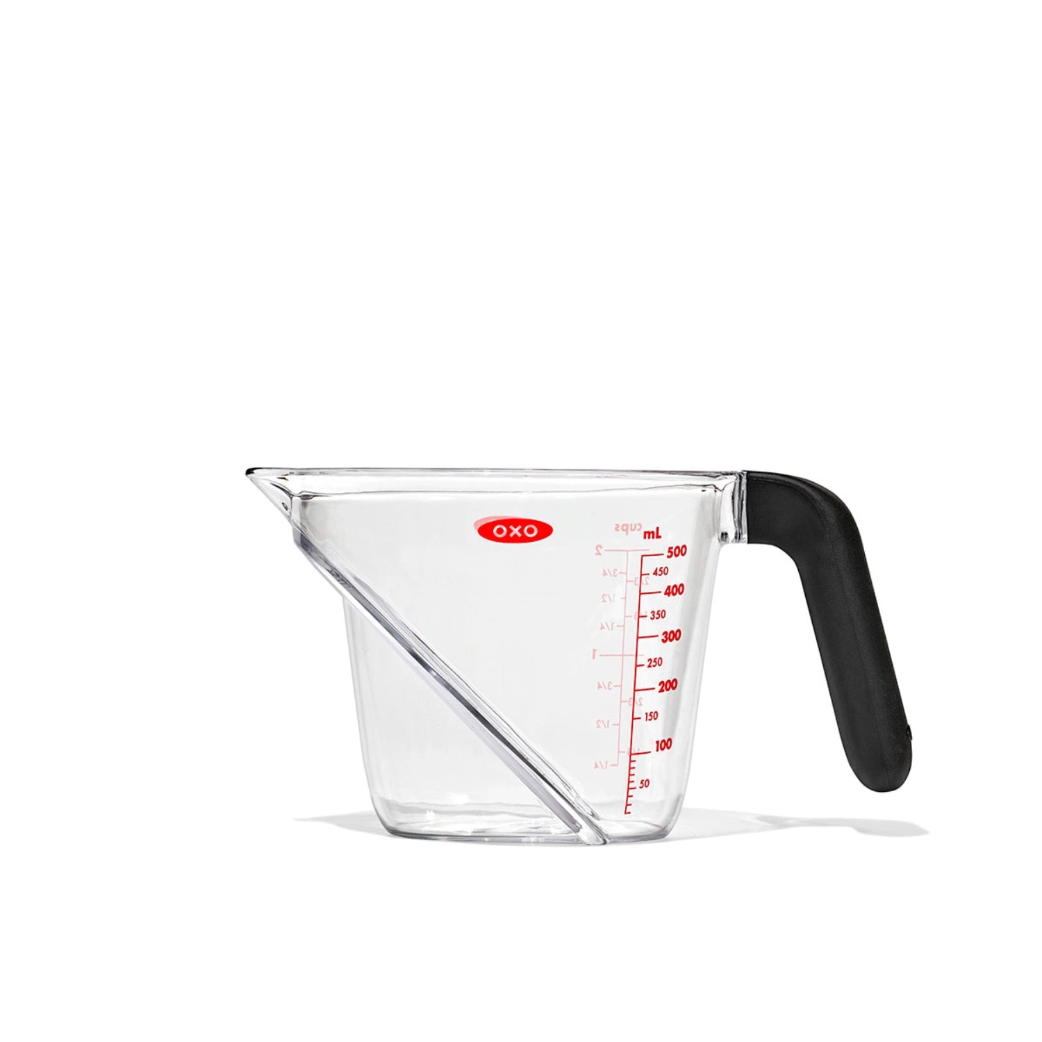 Praktischer abgewinkelter Messbecher von OXO mit 500 ml, perfekt für müheloses Abmessen und Ausgießen von Zutaten in der Küche.