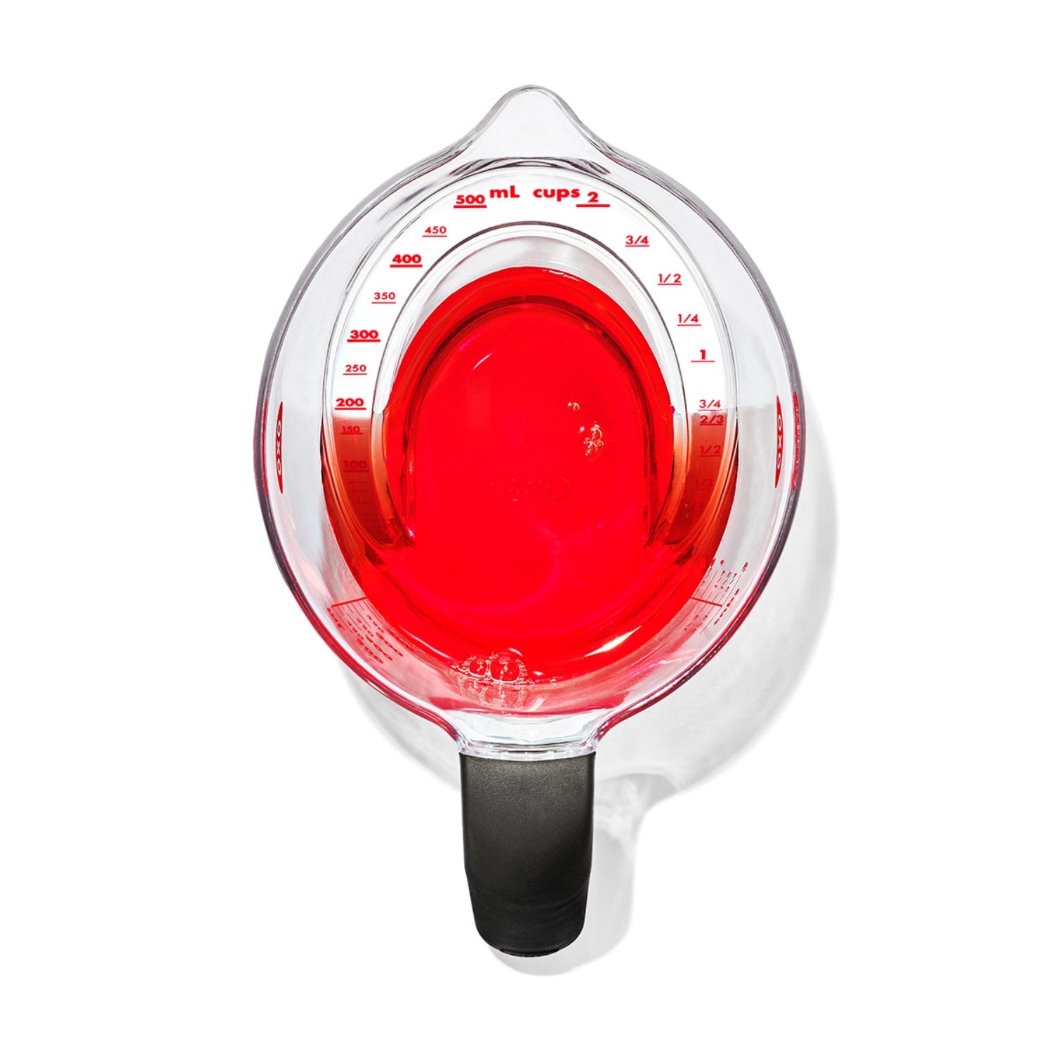 Praktischer abgewinkelter Messbecher von OXO, 500 ml, ermöglicht einfaches Ablesen und Ausgießen, perfekt für präzise Küchenmessungen.
