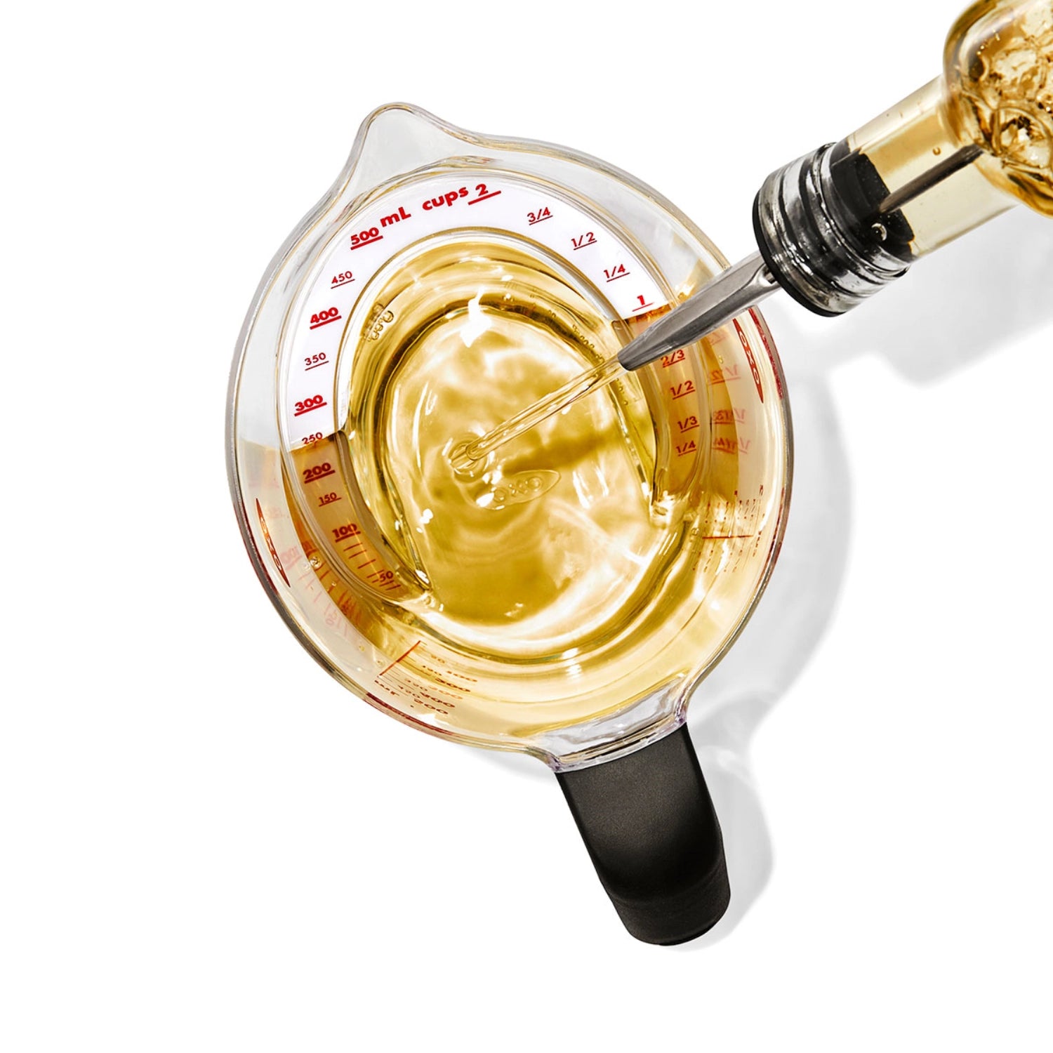 OXO abgewinkelter Messbecher mit 500 ml Fassungsvermögen, ideal für präzise Messungen und einfaches Ausgießen in der Küche.