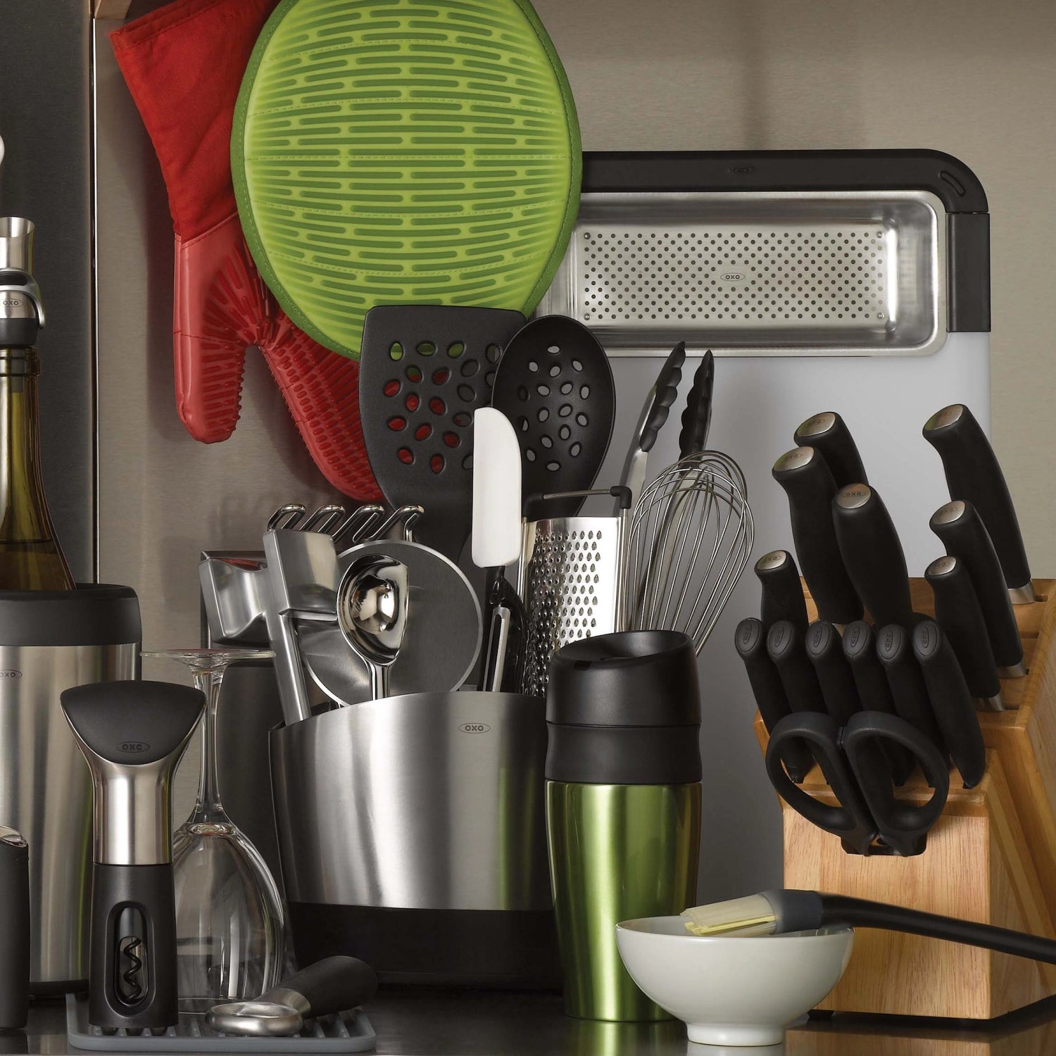 Edelstahl Utensilienhalter von OXO, stilvoll und funktional, ideal für die Küche, hält Kochlöffel und Küchenutensilien ordentlich und griffbereit.