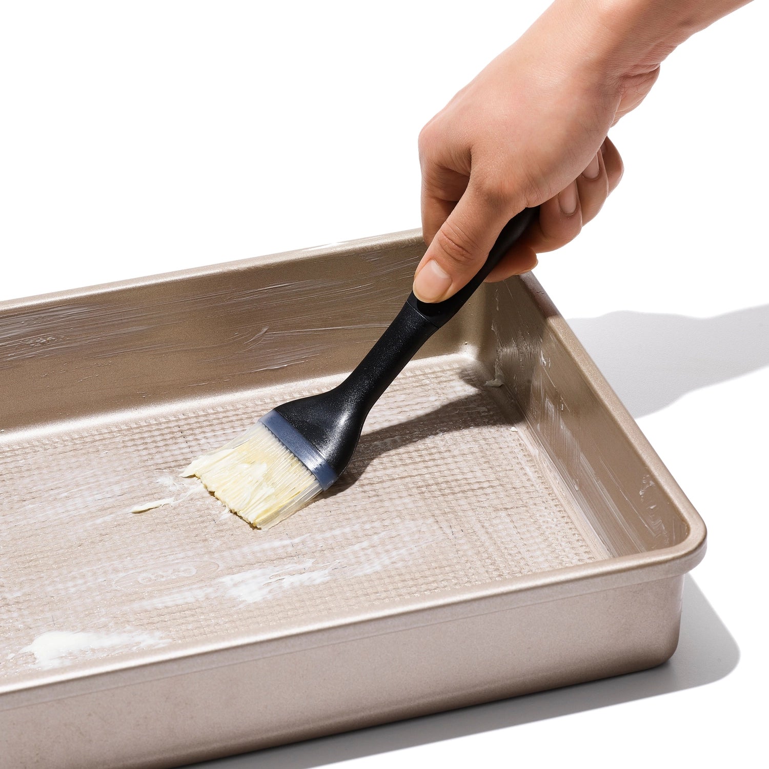 Silikon-Backpinsel von OXO mit 3,8 cm breiten Borsten, perfekt zum gleichmäßigen Auftragen von Teigen und Glasuren auf Backwaren.