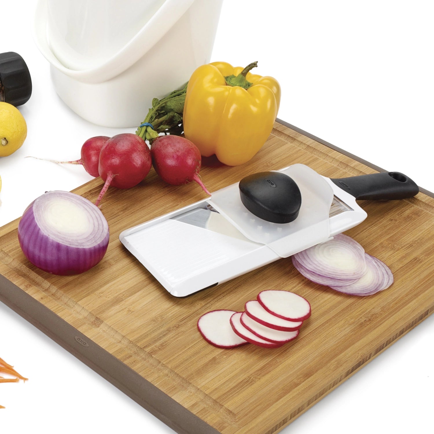 Praktische Mandoline von OXO, 29x9.5 cm, perfekt für gleichmäßiges Schneiden und Raffeln von Obst und Gemüse, langlebig und benutzerfreundlich.