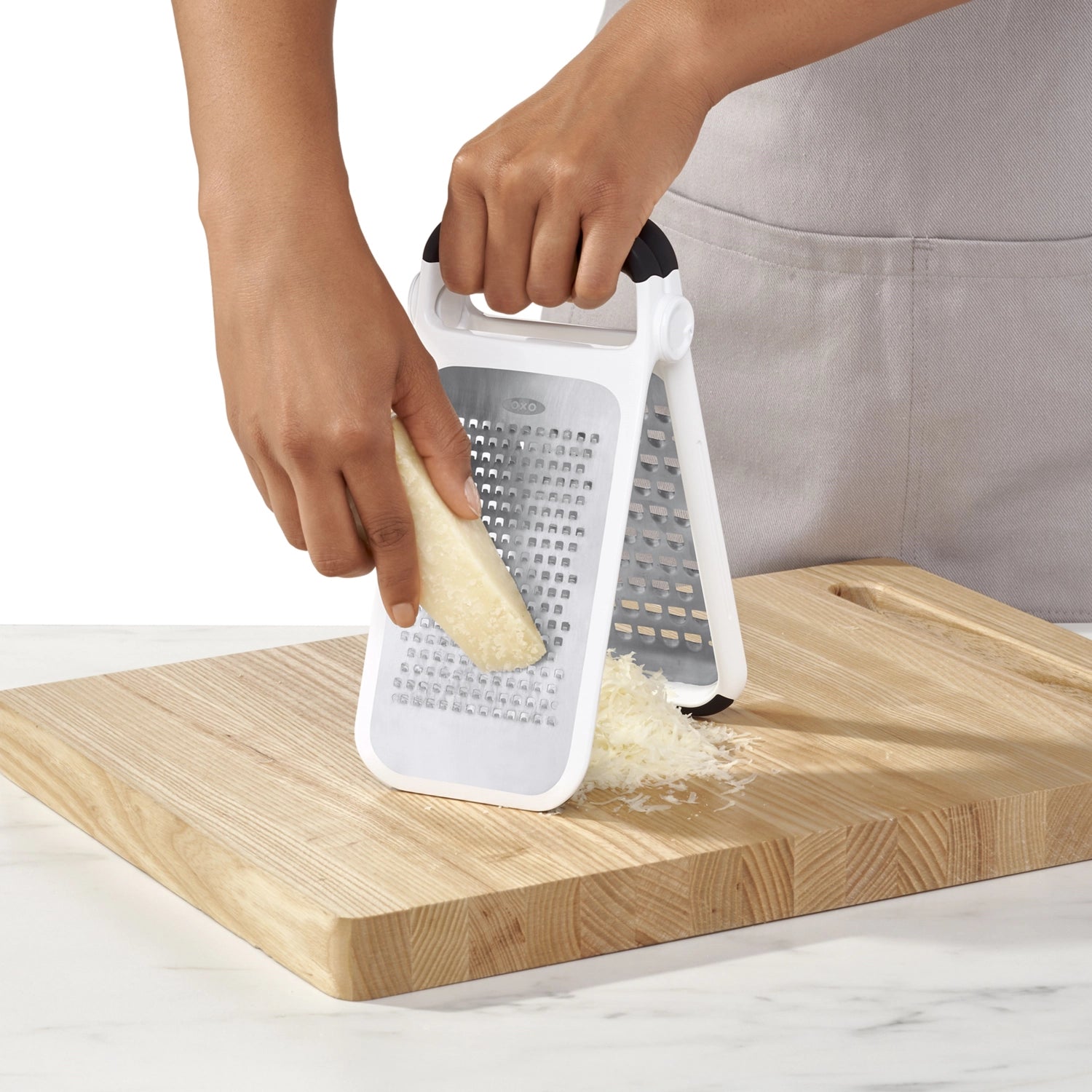 OXO Doppelreibe mit geätzter Oberfläche, ideal zum Reiben und Raffeln von Lebensmitteln, ergonomisches Design für komfortable Handhabung.