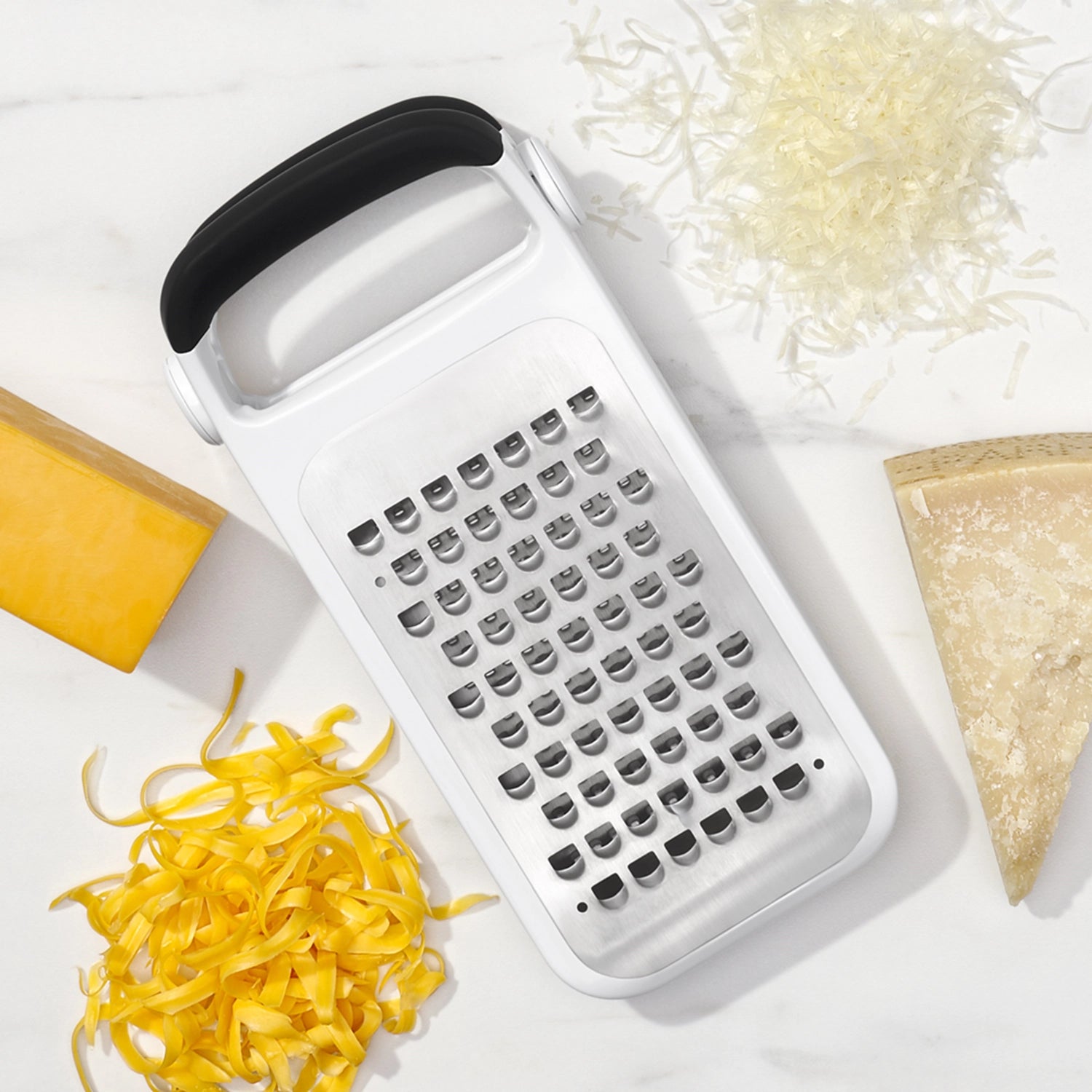 OXO Doppelreibe mit präziser, geätzter Oberfläche für müheloses Reiben und Raffeln, ergonomisch gestaltet für optimale Benutzerfreundlichkeit.