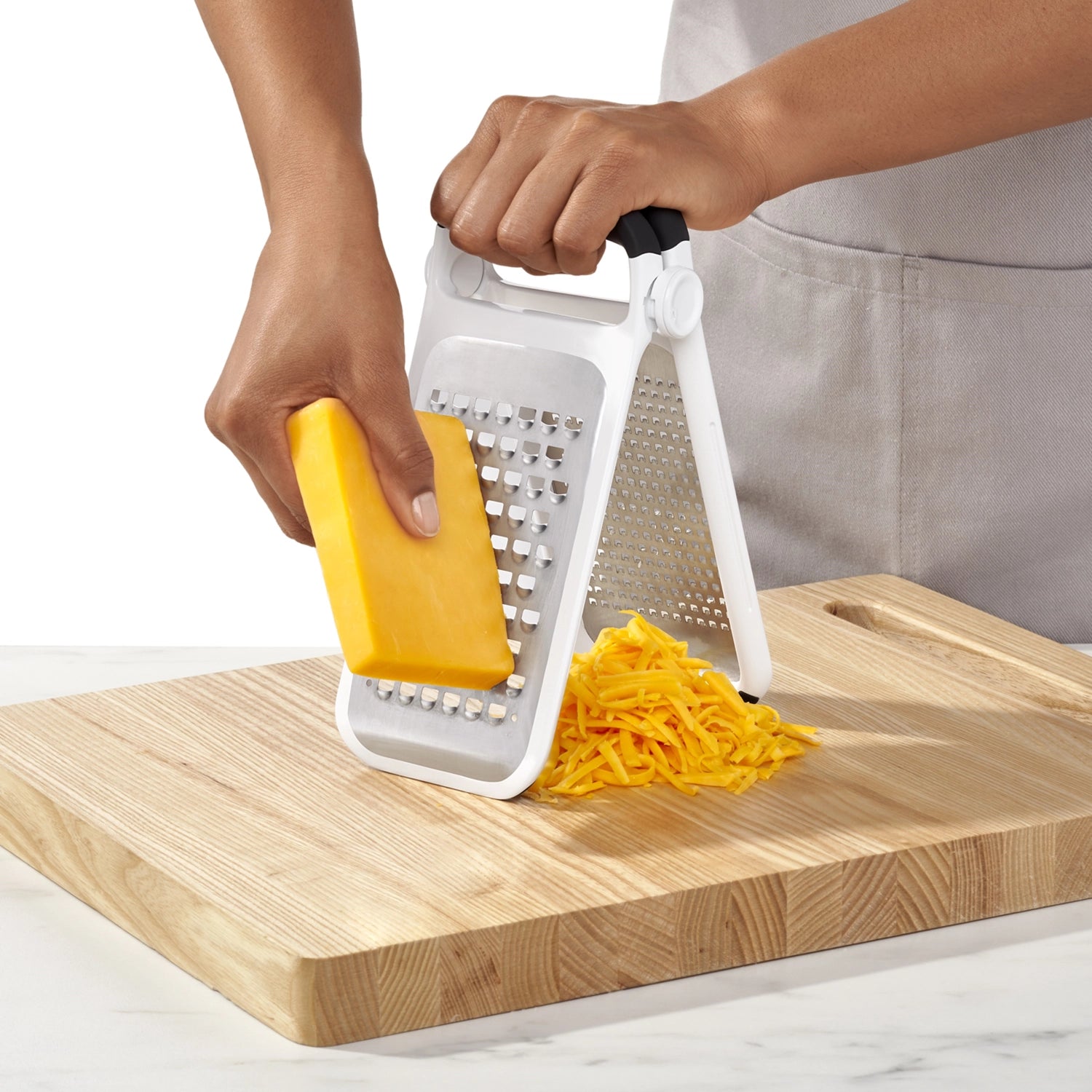 OXO Doppelreibe mit scharfen, geätzten Klingen für effizientes Reiben von Käse, Gemüse und mehr, ergonomisches Design für komfortable Handhabung.