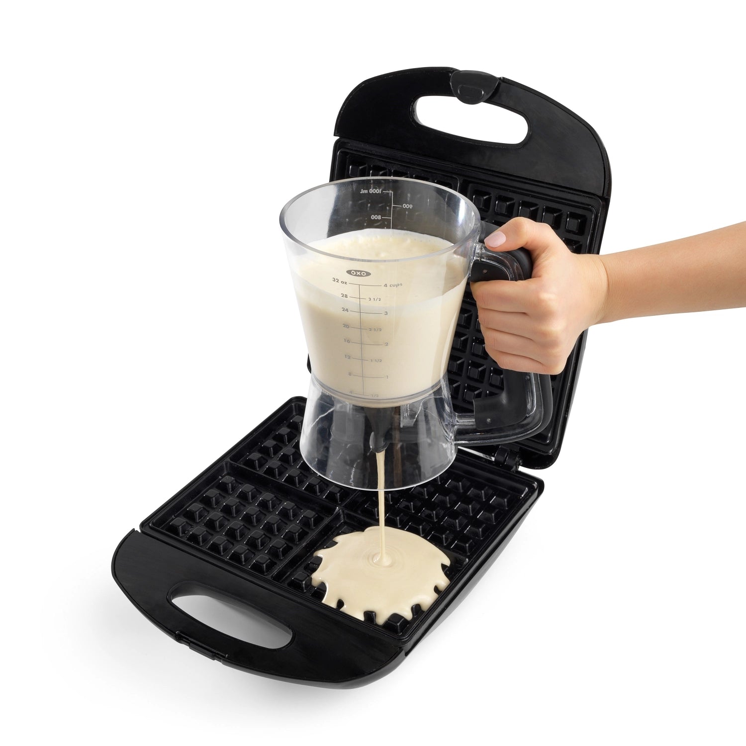Praktischer OXO Good Grips Teigspender mit ergonomischem Griff, perfekt für exaktes Dosieren von Teig und Flüssigkeiten beim Backen.