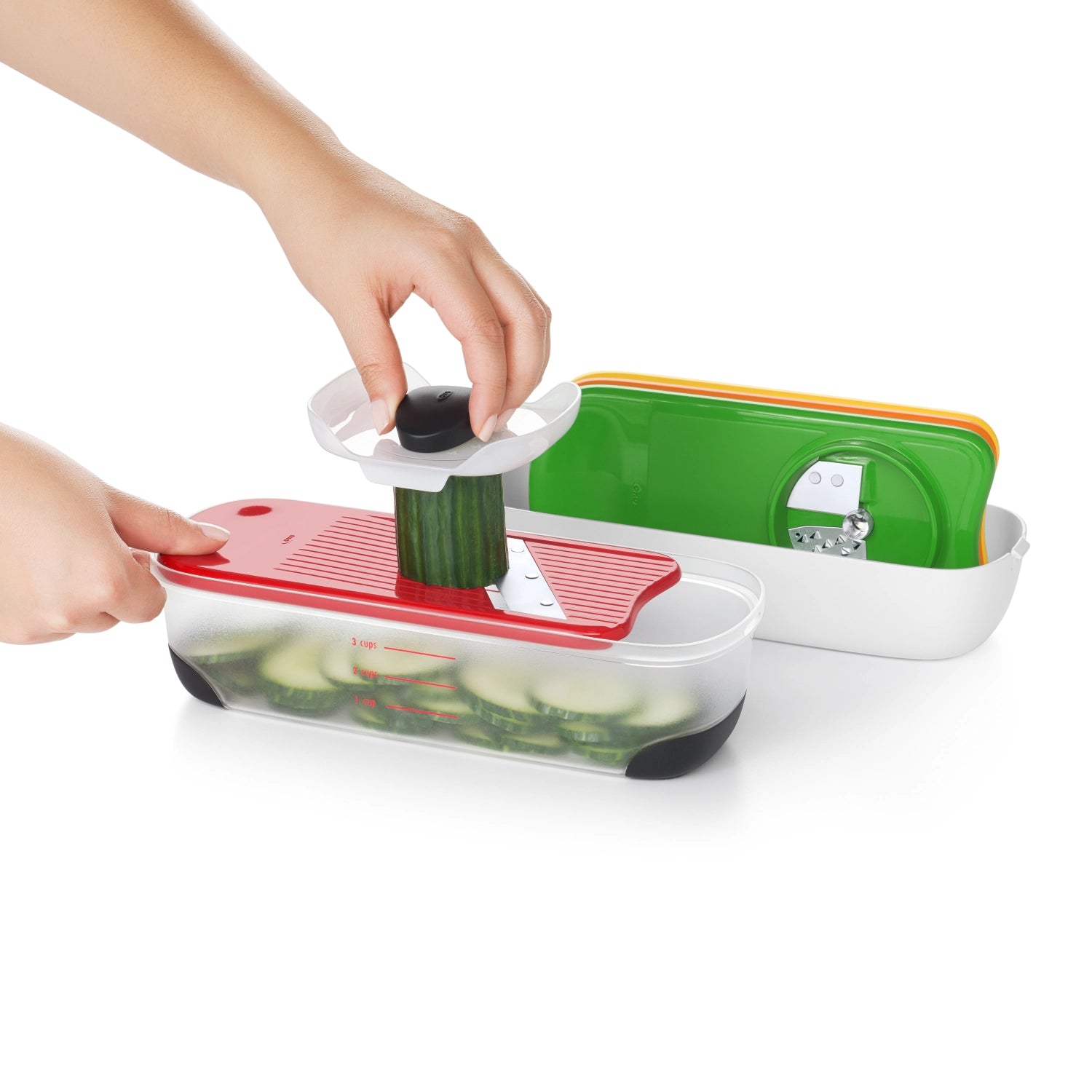 Praktisches Good Grips Mandoline Set von OXO, ideal zum Schneiden und Raspeln von Obst und Gemüse, ergonomisches Design für einfache Handhabung.