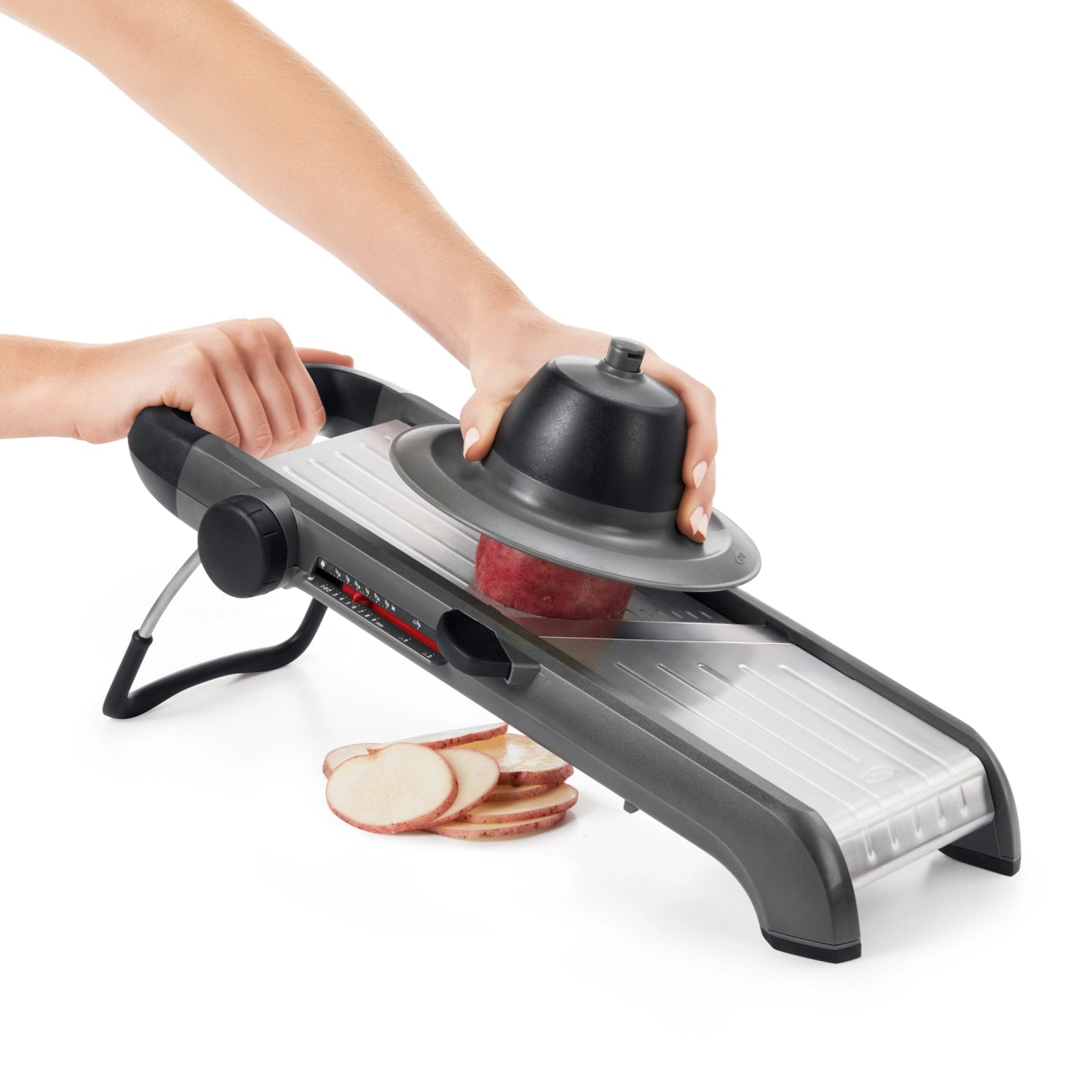 Hochwertiger Obst- und Gemüsehobel 2.0 von OXO, perfekt für präzises Schneiden und Raspeln, mit benutzerfreundlichem, ergonomischem Griff.