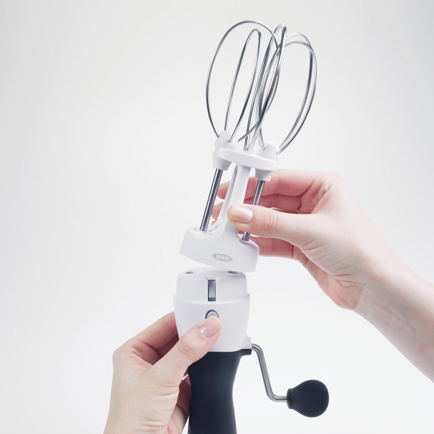 Weißer Handrührer von OXO, ideal für das einfache Mixen von Zutaten, mit einem stilvollen Design und benutzerfreundlicher Handhabung.
