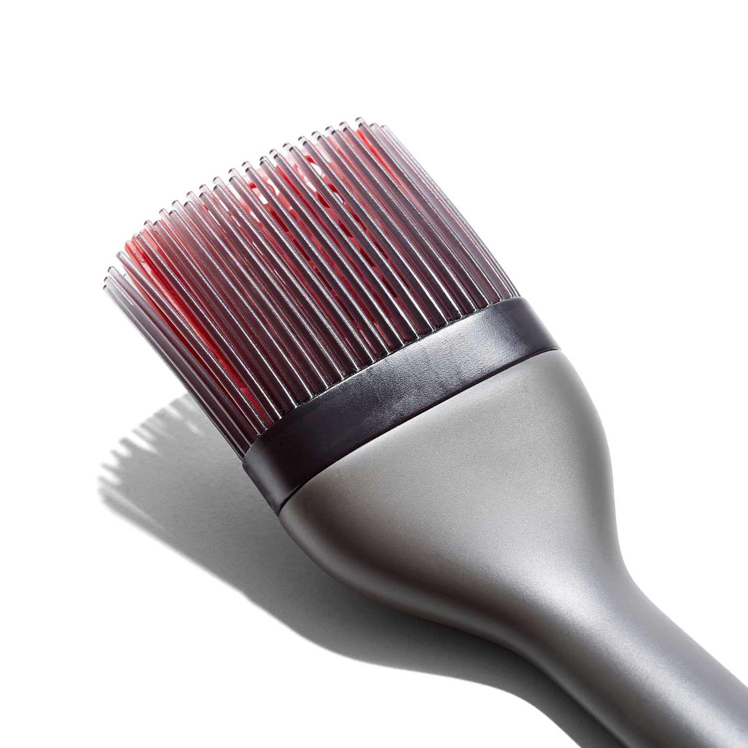 Der OXO Good Grips Grillpinsel bietet eine ergonomische Handhabung und präzise Anwendung von Saucen, perfekt für Grillliebhaber.