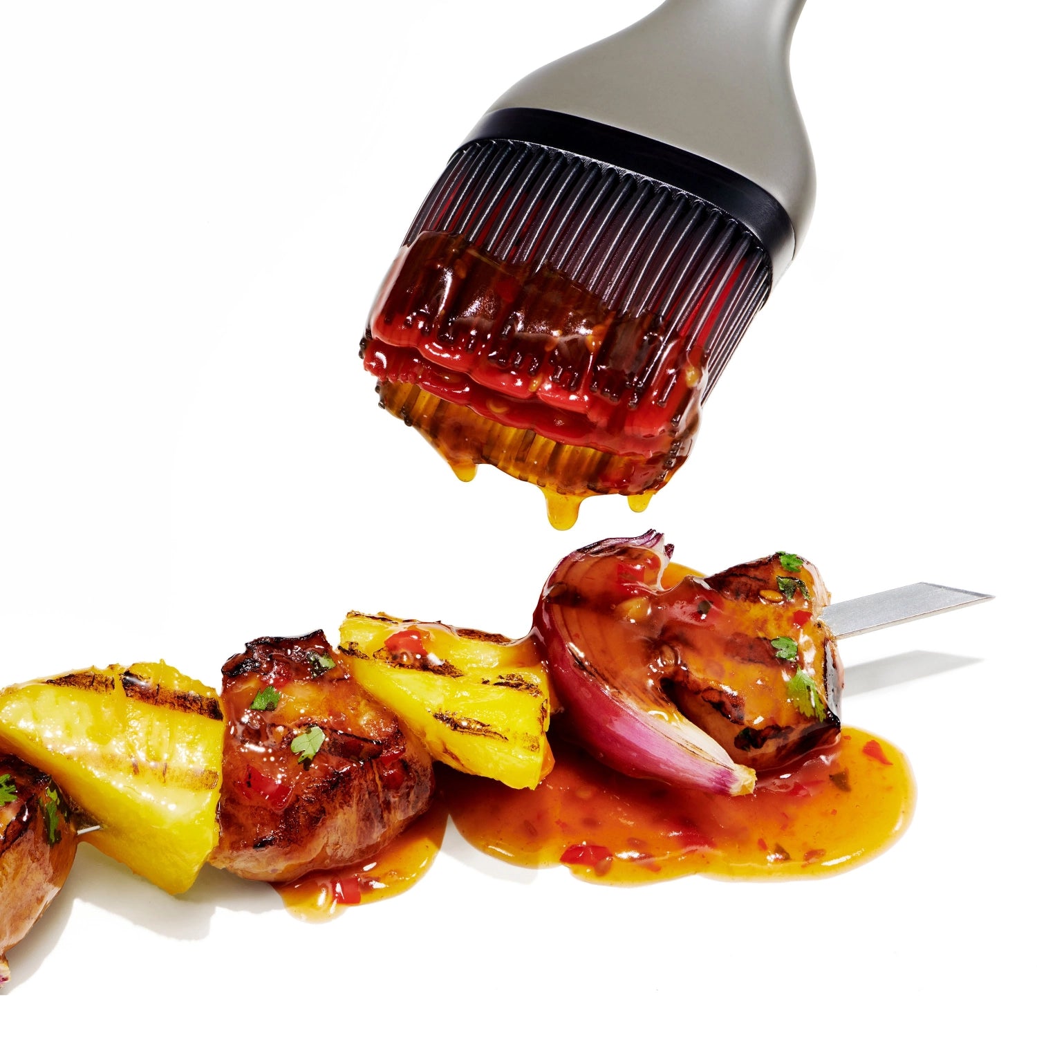 Der Good Grips Grillpinsel von OXO ist ein hochwertiges Grillbesteck mit ergonomischem Griff und hitzebeständigen Borsten für präzises Marinieren.
